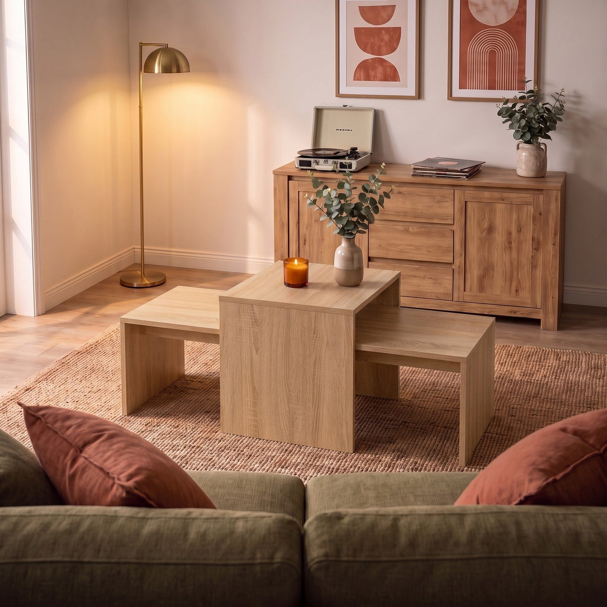 Tables Nesta chêne sonoma dans un salon chaleureux au soir — Maison Rovena #Couleur_Chêne sonoma
