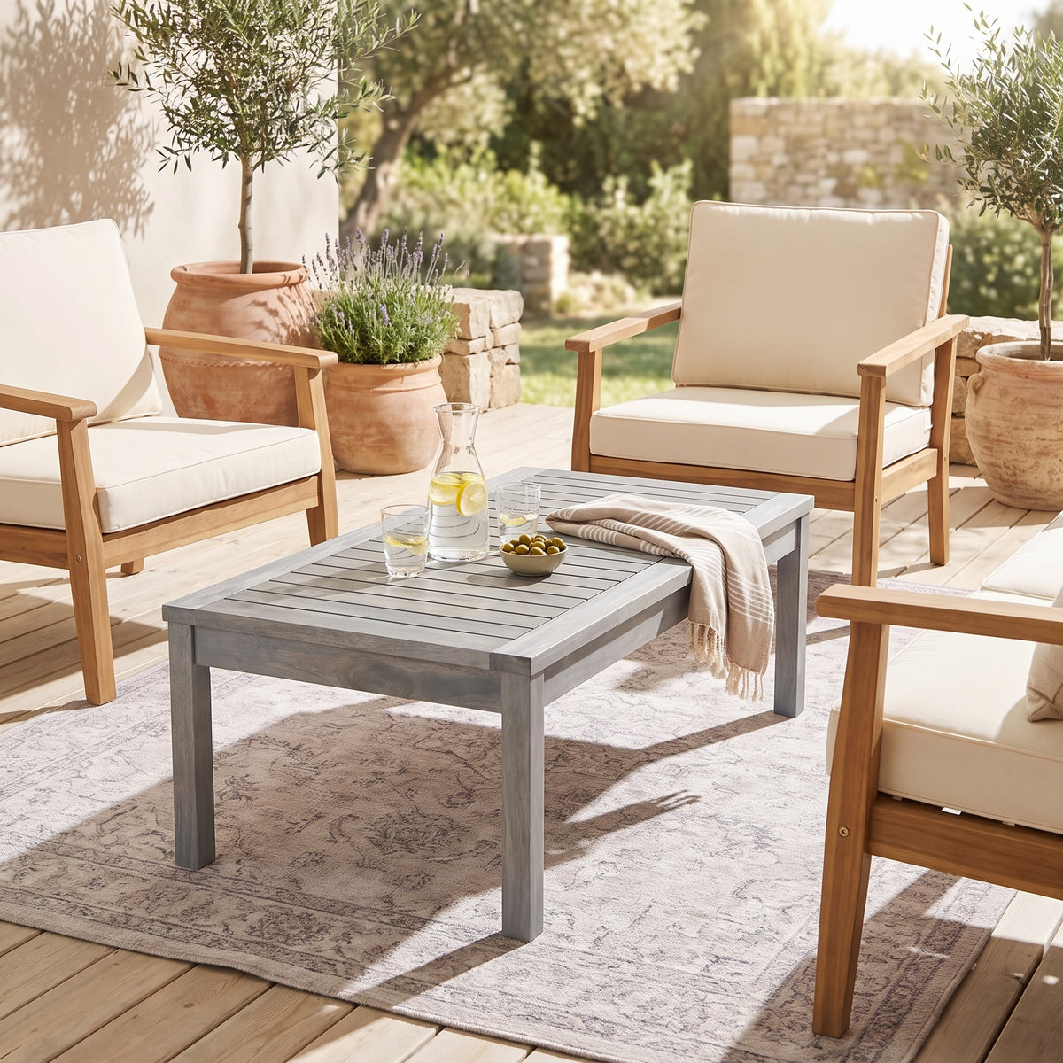 Table Nordvik sur une terrasse ensoleillée