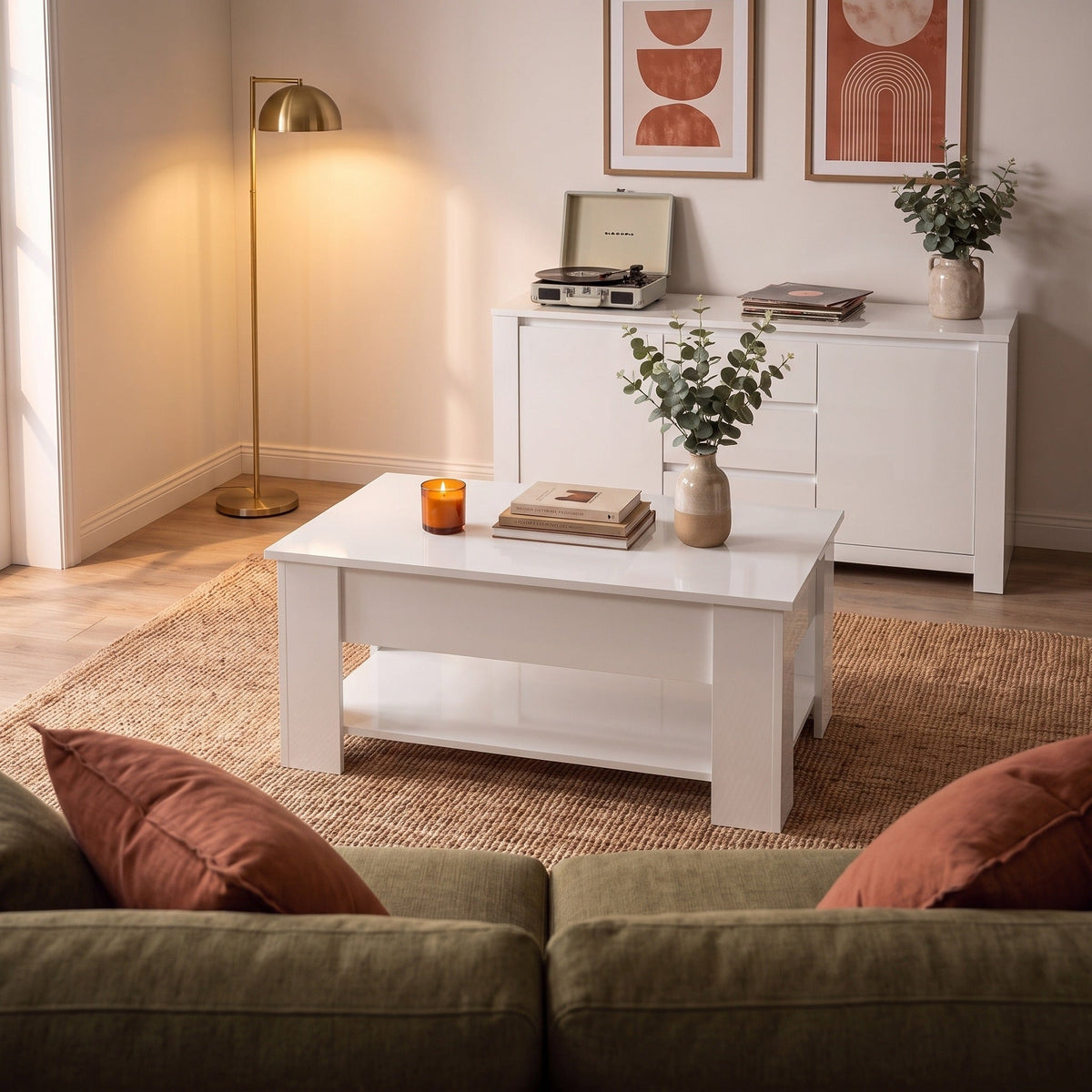 Table basse Onda en blanc brillant dans un salon chaleureux au soir — Maison Rovena #Dimensions_101 × 49 × 52 cm #Couleur_Blanc brillant