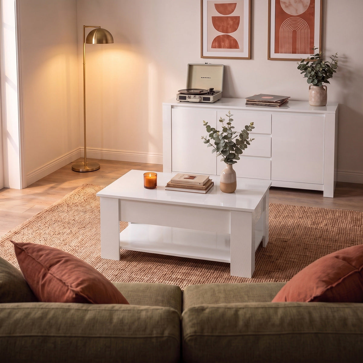 Table basse Onda 79 cm en blanc brillant dans un salon chaleureux au soir — Maison Rovena #Dimensions_79 × 49 × 41 cm #Couleur_Blanc brillant