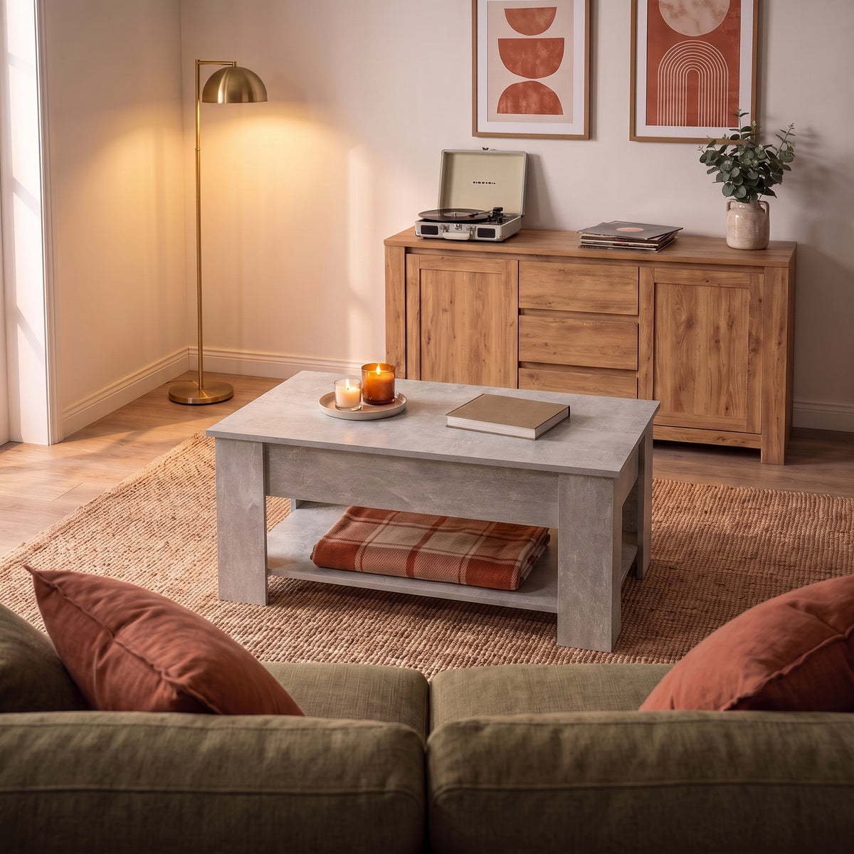 Table relevable Onda, gris béton, ambiance soirée #Couleur_Gris béton #Dimensions_101 × 49 × 52 cm