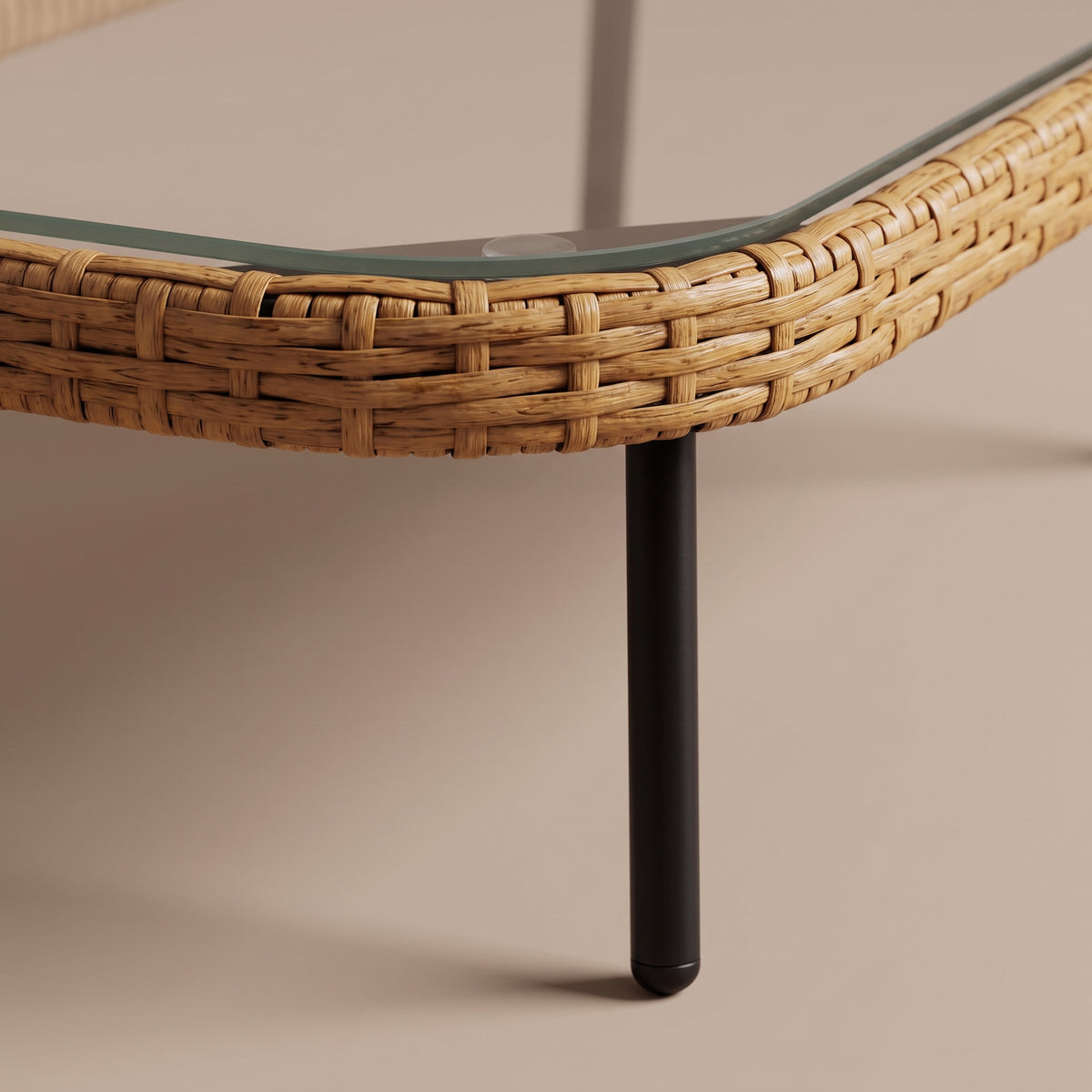 Table en polyrotin Palma, marron et noir, zoom tressage et verre trempé #Couleur_Marron et noir