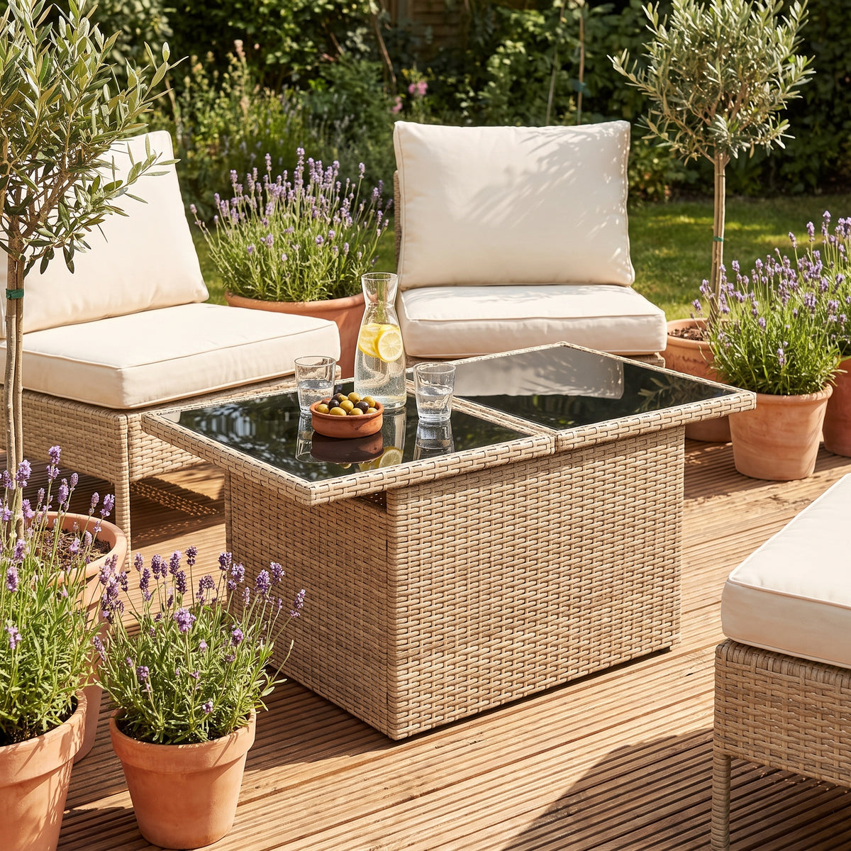 Table de jardin reglable Riviera, plateau verre, resine tressee beige, terrasse en journee #Matériau_Verre #Couleur_Beige