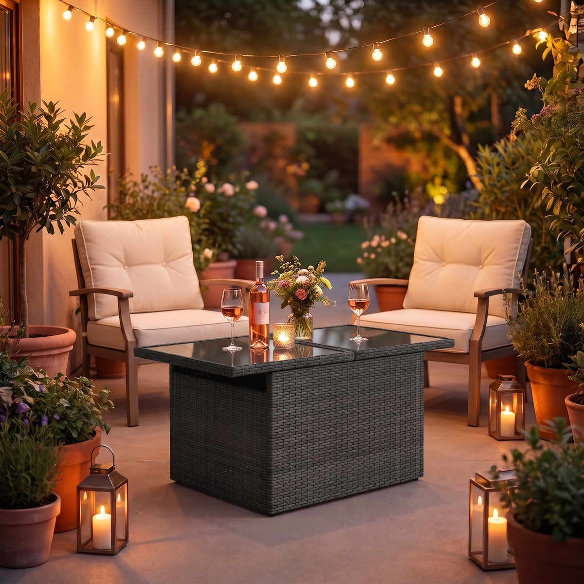 Table de jardin reglable Riviera, plateau verre, resine tressee noir, terrasse le soir #Matériau_Verre #Couleur_Noir