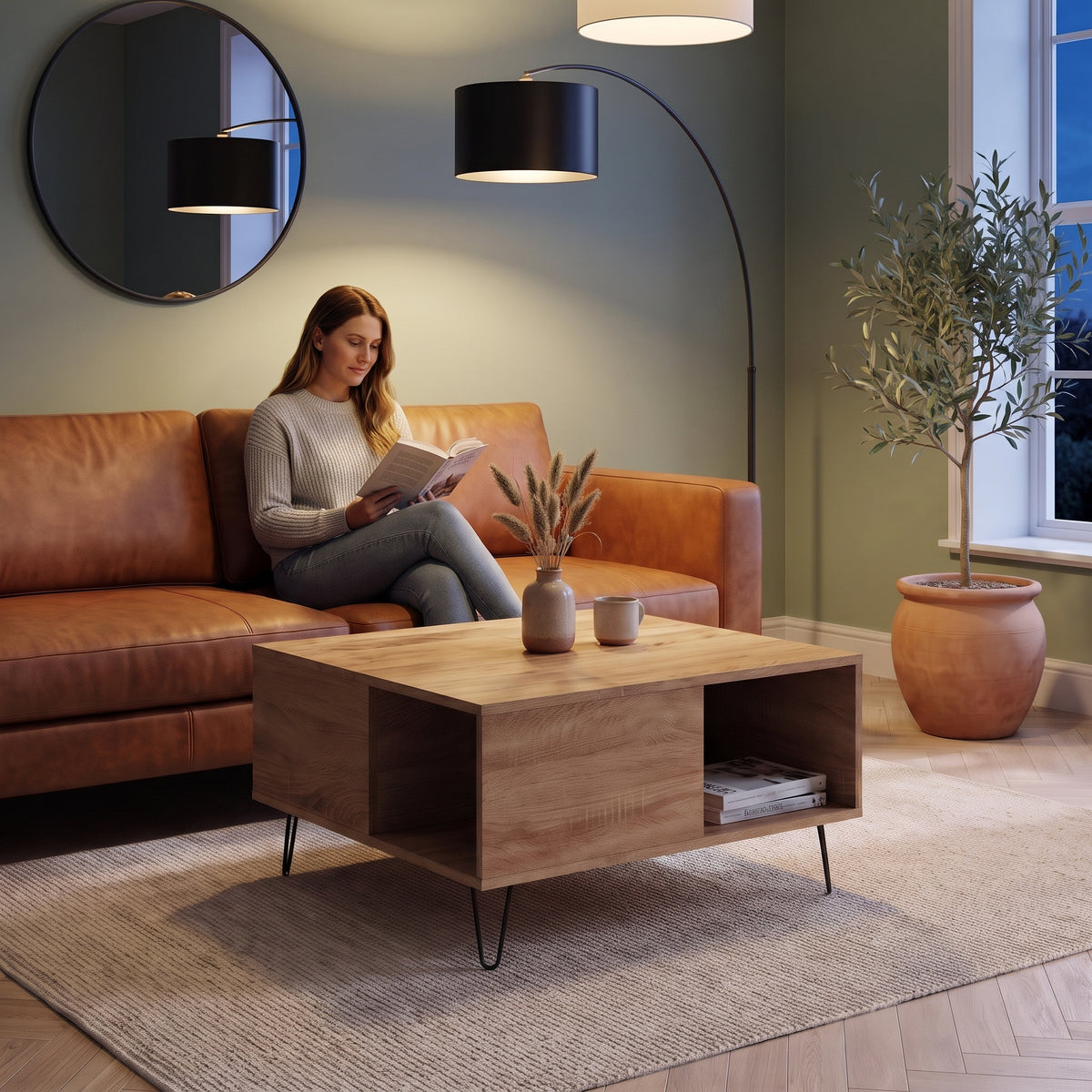 Table basse scandinave carrée avec niche Savia chêne artisanal au quotidien : lecture du soir, tasse de thé posée sur le plateau #Couleur_Chêne artisanal