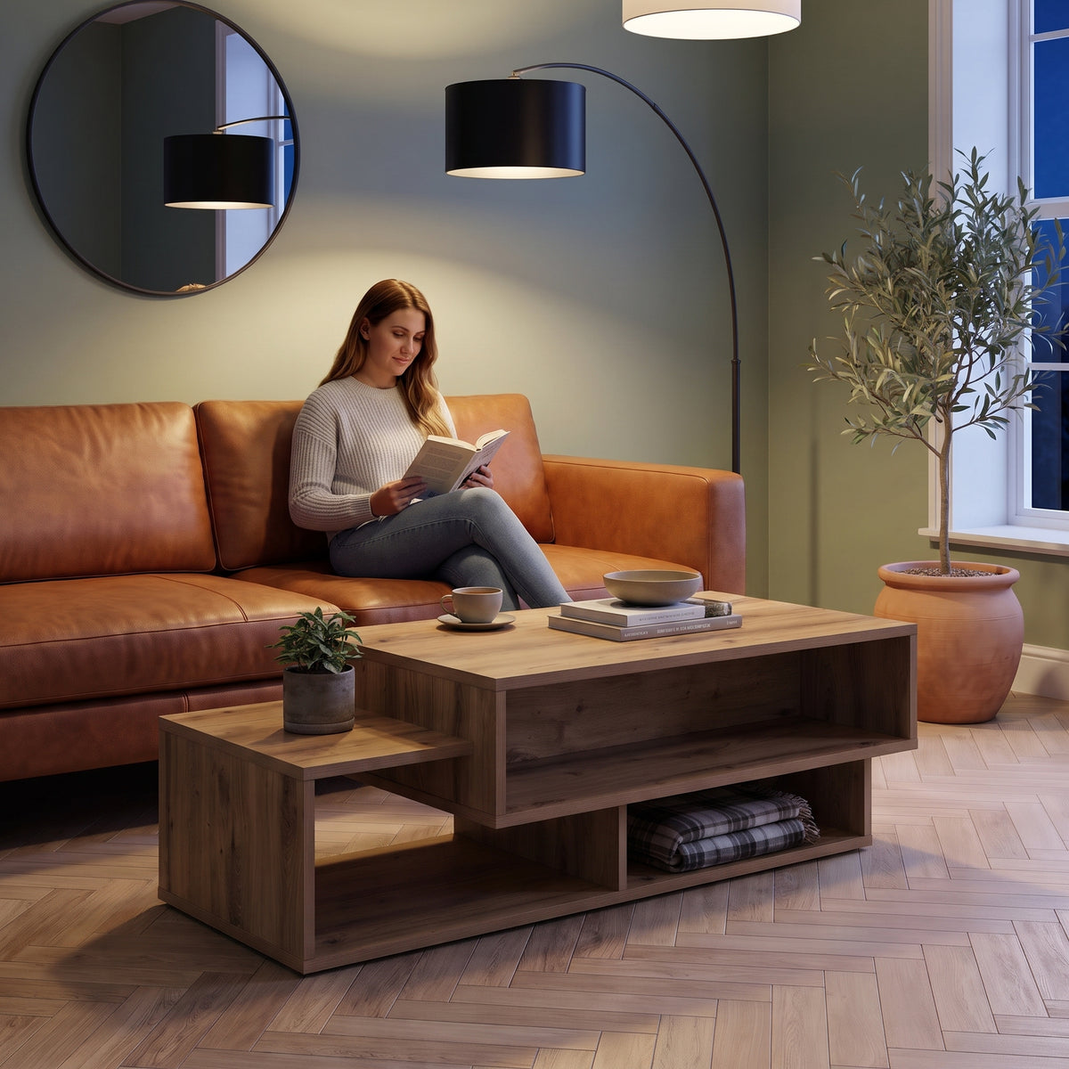 Table basse double plateau décor bois Mezza chêne artisanal au quotidien : lecture du soir, tasse de thé posée sur le plateau #Couleur_Chêne artisanal