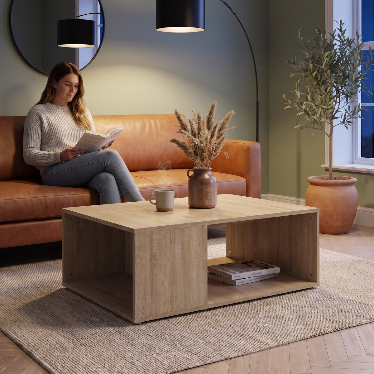 Table basse design décor bois avec niche Otava chêne sonoma au quotidien : lecture du soir, tasse de thé posée sur le plateau #Couleur_Chêne sonoma