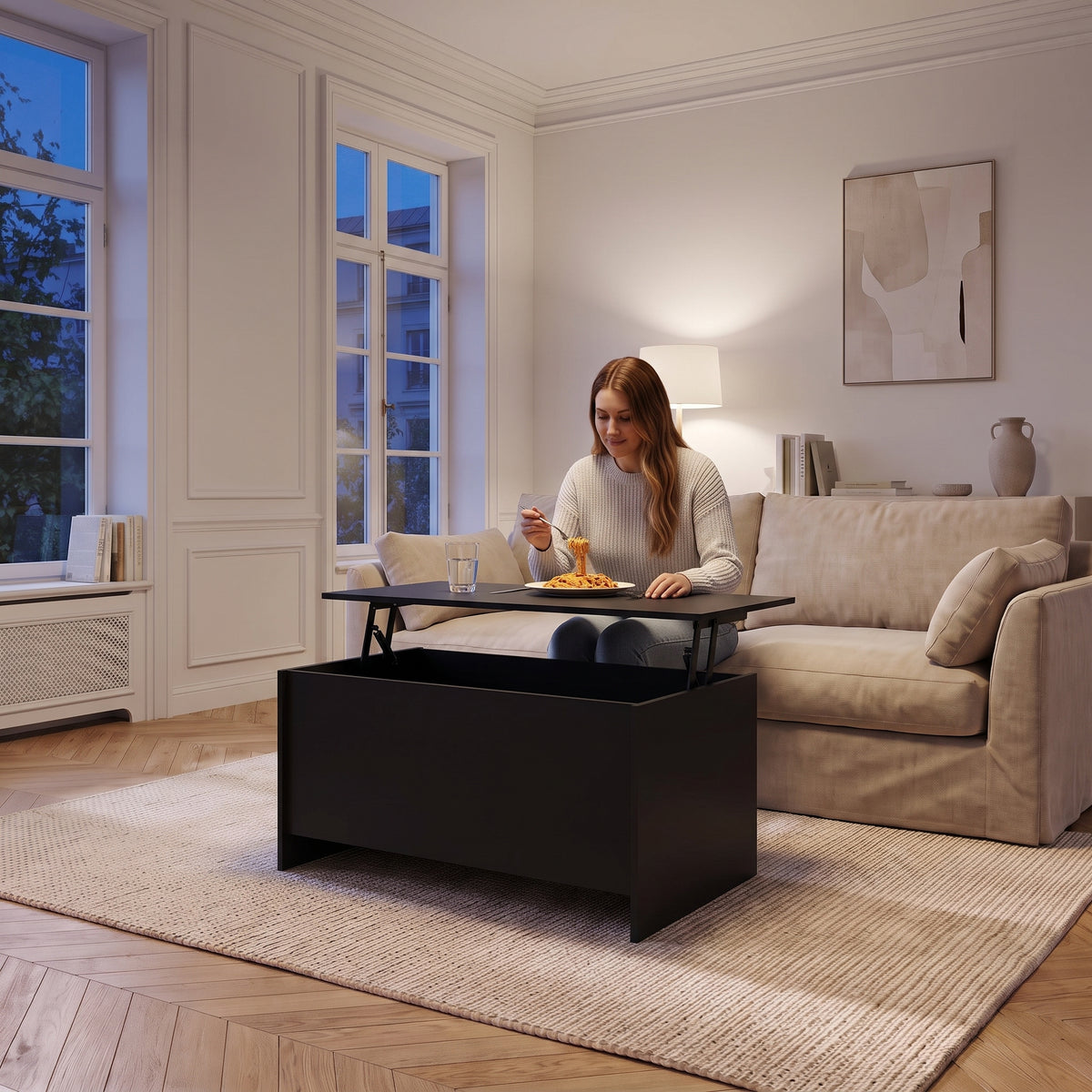 Table basse avec plateau relevable et coffre Velia 102 × 55,5 × 52,5 cm , noir au quotidien : dîner devant un film sur le plateau relevé #Dimensions_102 × 55,5 × 52,5 cm #Couleur_Noir