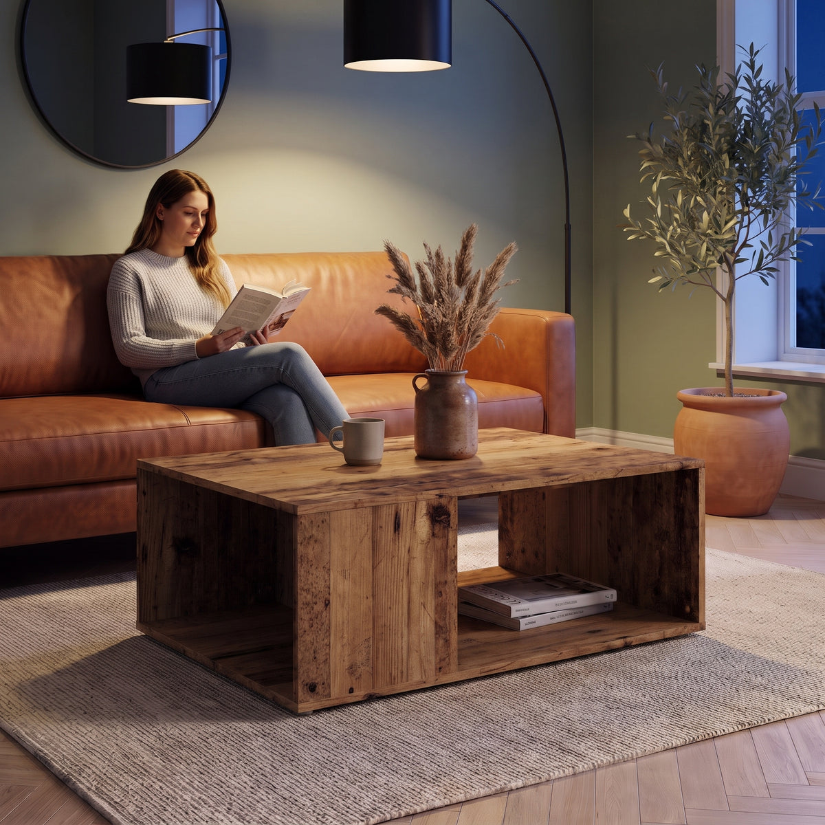 Table basse design décor bois avec niche Otava vieux bois au quotidien : lecture du soir, tasse de thé posée sur le plateau #Couleur_Vieux bois