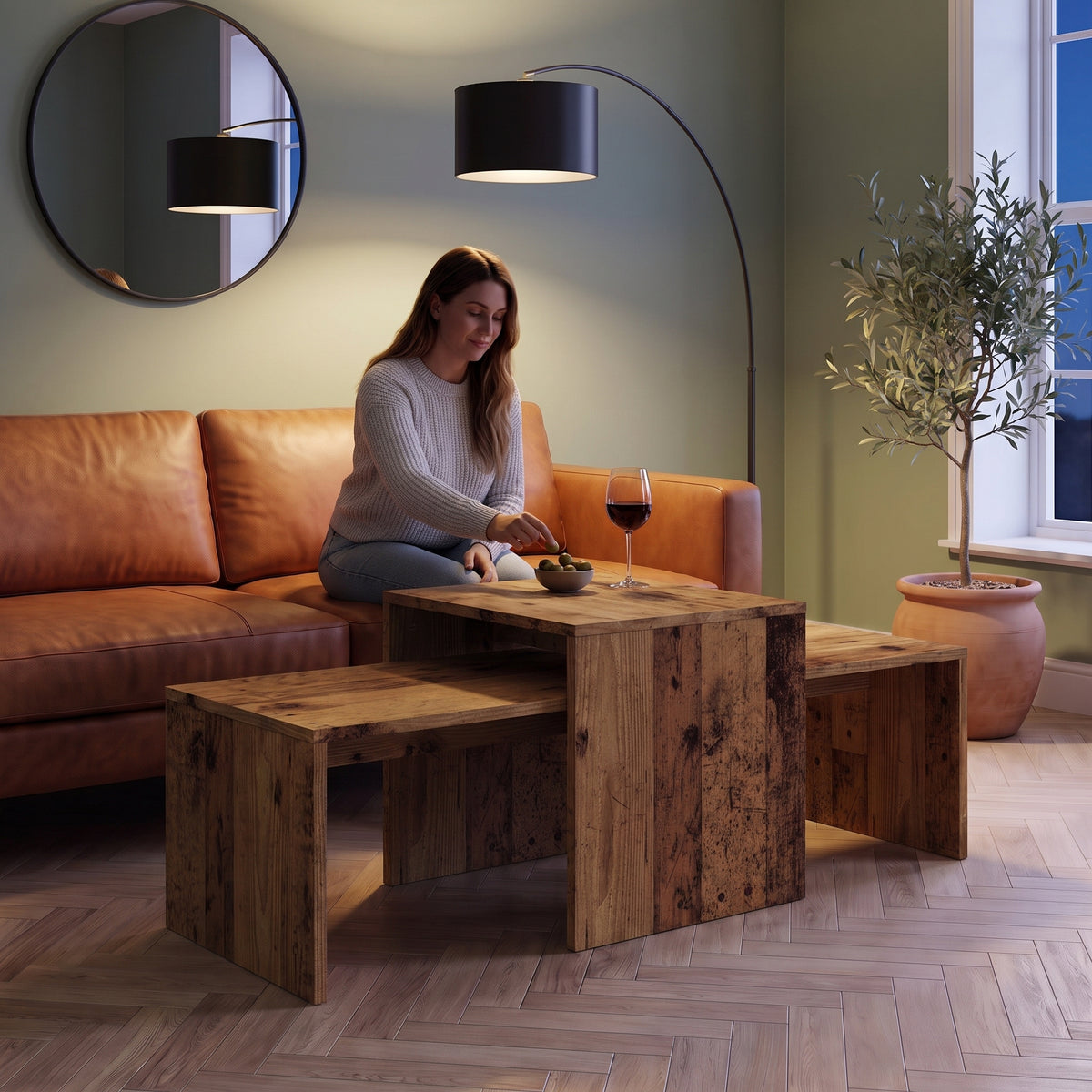 Tables basses gigognes décor bois Nesta vieux bois au quotidien : apéritif du soir, verre de vin et olives sur les plateaux #Couleur_Vieux bois