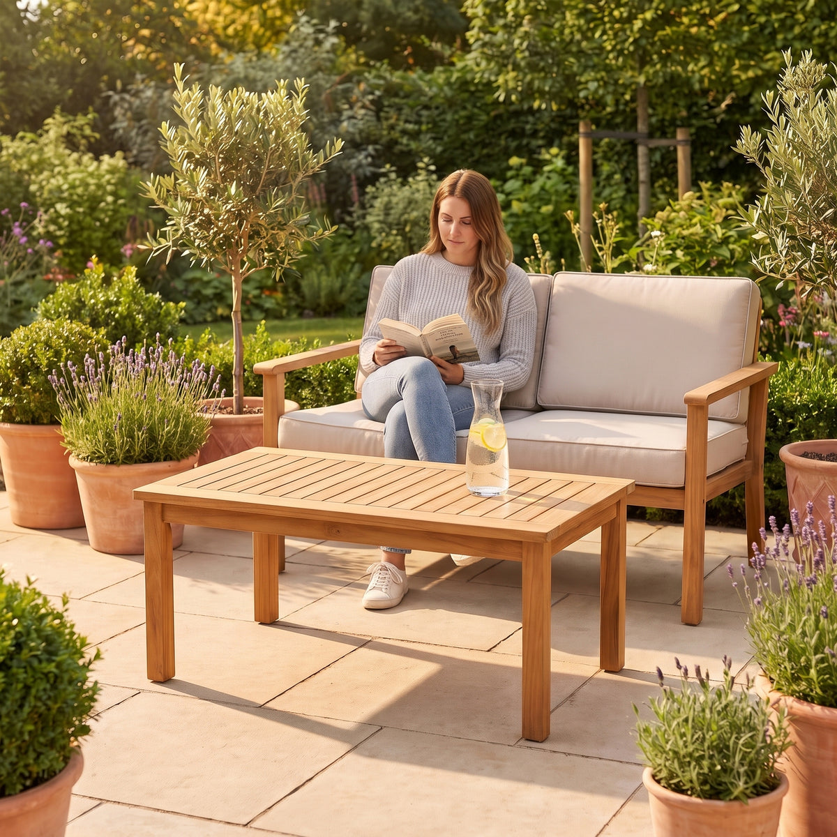 Table basse de jardin en teck massif Timba 90 × 50 × 45,5 cm au quotidien : lecture au coucher du soleil, citronnade sur le plateau #Dimensions_90 × 50 × 45,5 cm