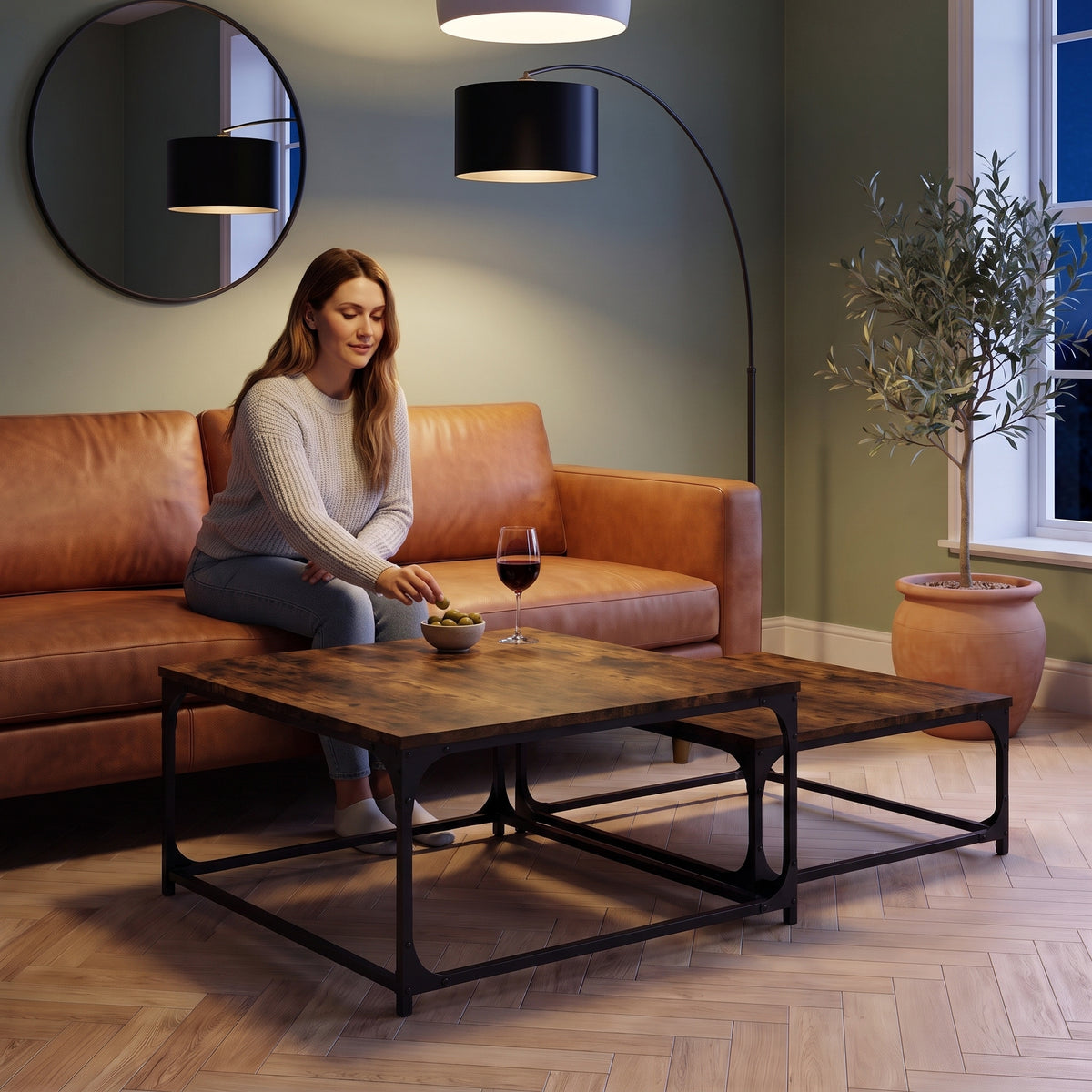 Tables basses gigognes carrées décor bois Duetta chêne fumé au quotidien : apéritif du soir, verre de vin et olives sur les plateaux #Couleur_Chêne fumé