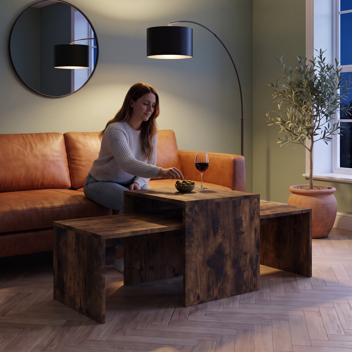 Tables basses gigognes décor bois Nesta chêne fumé au quotidien : apéritif du soir, verre de vin et olives sur les plateaux #Couleur_Chêne fumé
