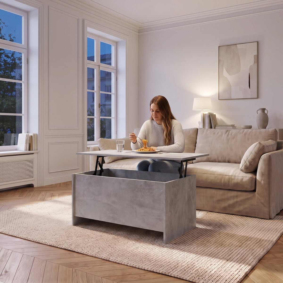 Table basse avec plateau relevable et coffre Velia 102 × 55,5 × 52,5 cm , gris béton au quotidien : dîner devant un film sur le plateau relevé #Dimensions_102 × 55,5 × 52,5 cm #Couleur_Gris béton
