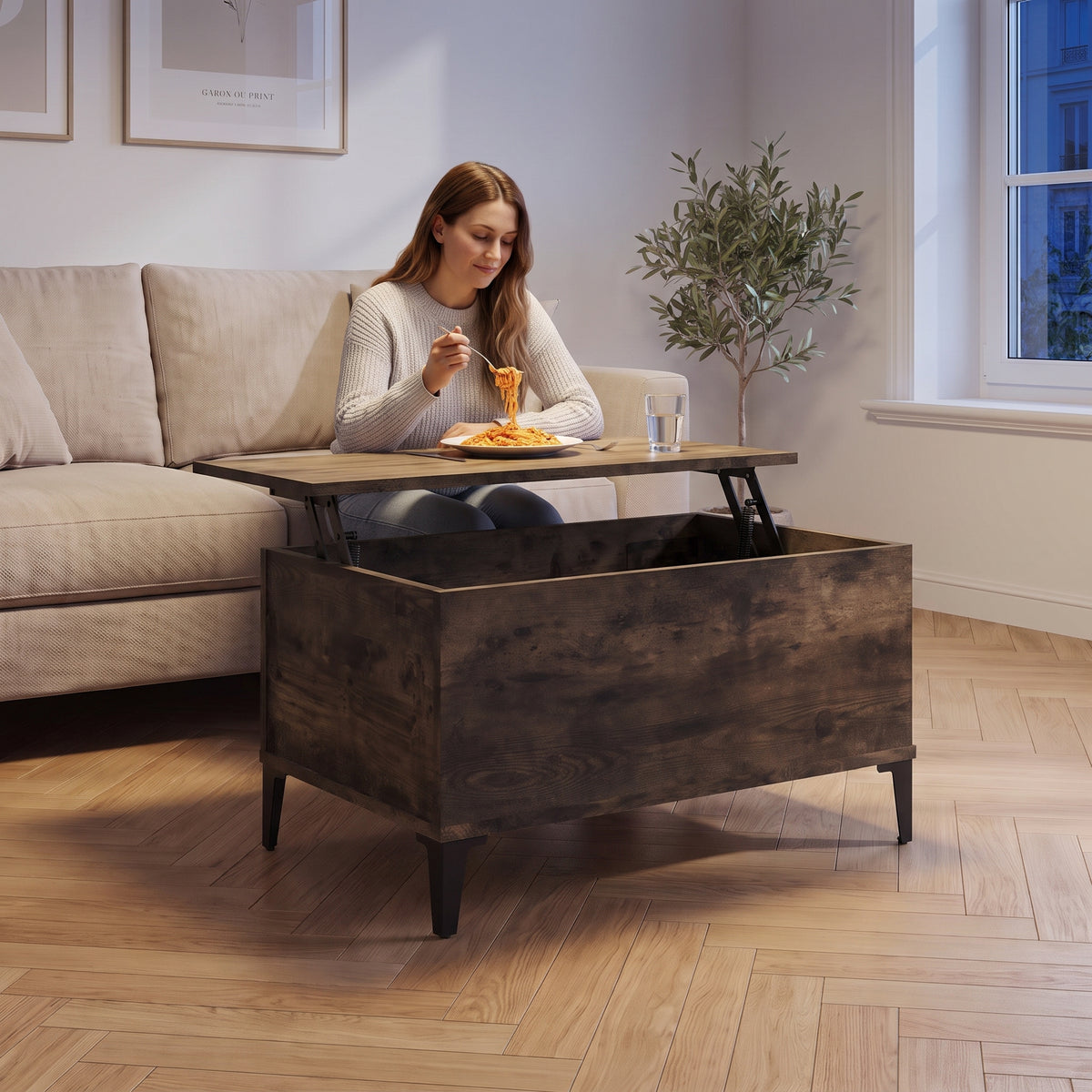 Petite table basse relevable pieds métal Elva 60 × 44,5 × 45 cm , chêne fumé au quotidien : dîner devant un film sur le plateau relevé #Dimensions_60 × 44,5 × 45 cm #Couleur_Chêne fumé