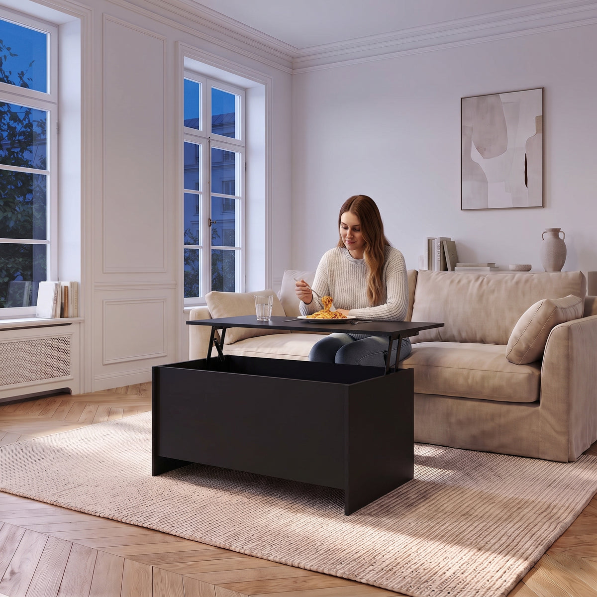 Table basse avec plateau relevable et coffre Velia 80 × 55,5 × 41,5 cm , noir au quotidien : dîner devant un film sur le plateau relevé #Dimensions_80 × 55,5 × 41,5 cm #Couleur_Noir