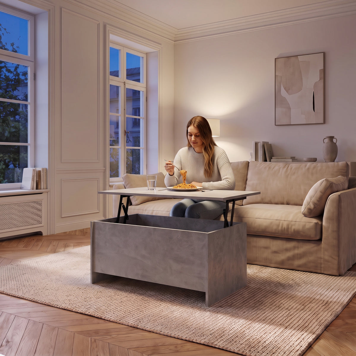 Table basse avec plateau relevable et coffre Velia 80 × 55,5 × 41,5 cm , gris béton au quotidien : dîner devant un film sur le plateau relevé #Dimensions_80 × 55,5 × 41,5 cm #Couleur_Gris béton