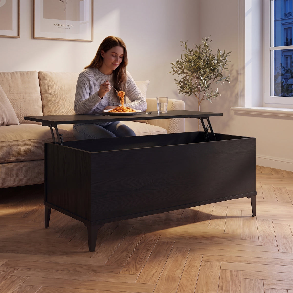 Petite table basse relevable pieds métal Elva 90 × 44,5 × 45 cm , noir au quotidien : dîner devant un film sur le plateau relevé #Dimensions_90 × 44,5 × 45 cm #Couleur_Noir