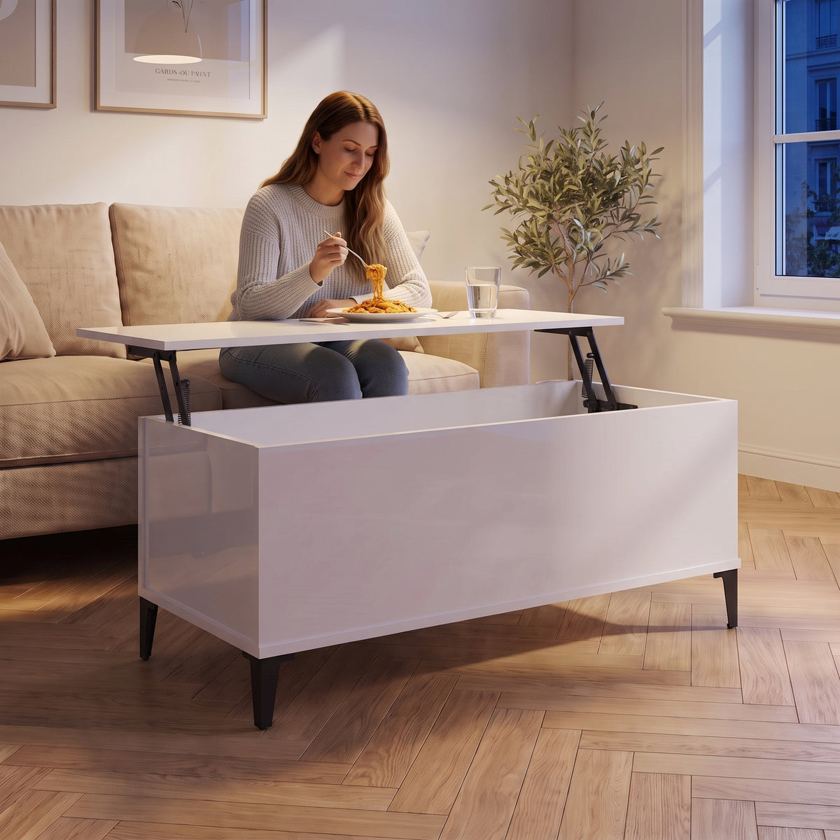 Petite table basse relevable pieds métal Elva 90 × 44,5 × 45 cm , blanc brillant au quotidien : dîner devant un film sur le plateau relevé #Dimensions_90 × 44,5 × 45 cm #Couleur_Blanc brillant