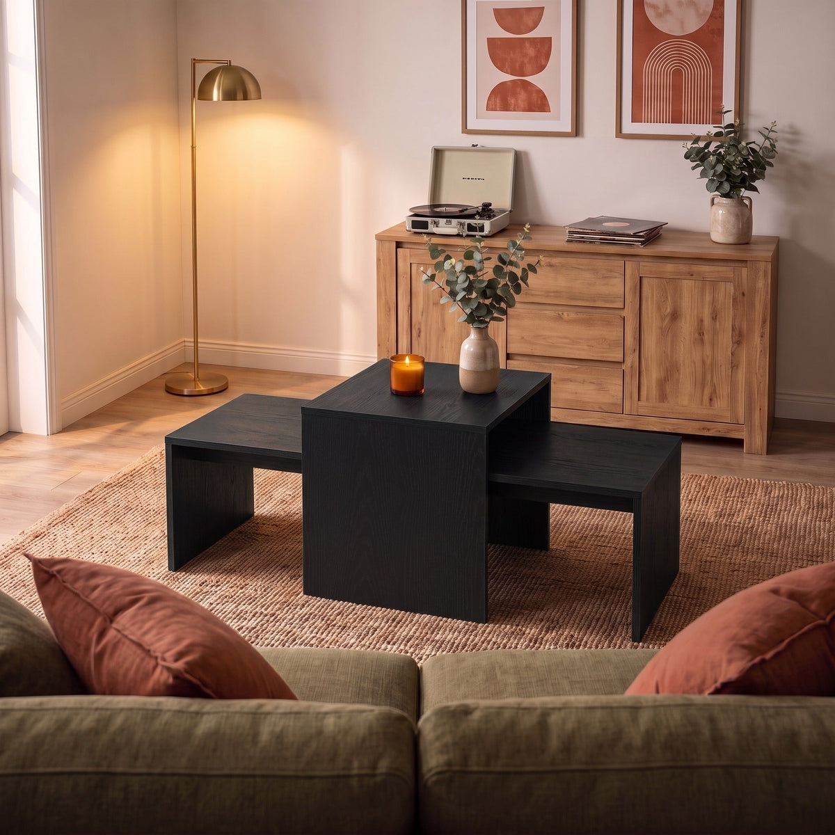 Tables gigognes Solna chêne noir dans un salon chaleureux au soir — Maison Rovena #Couleur_Chêne noir