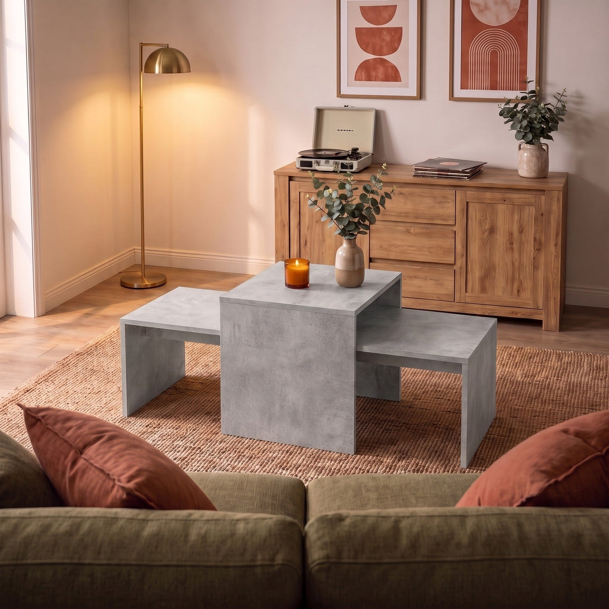 Tables gigognes Solna gris béton dans un salon chaleureux au soir — Maison Rovena #Couleur_Gris béton
