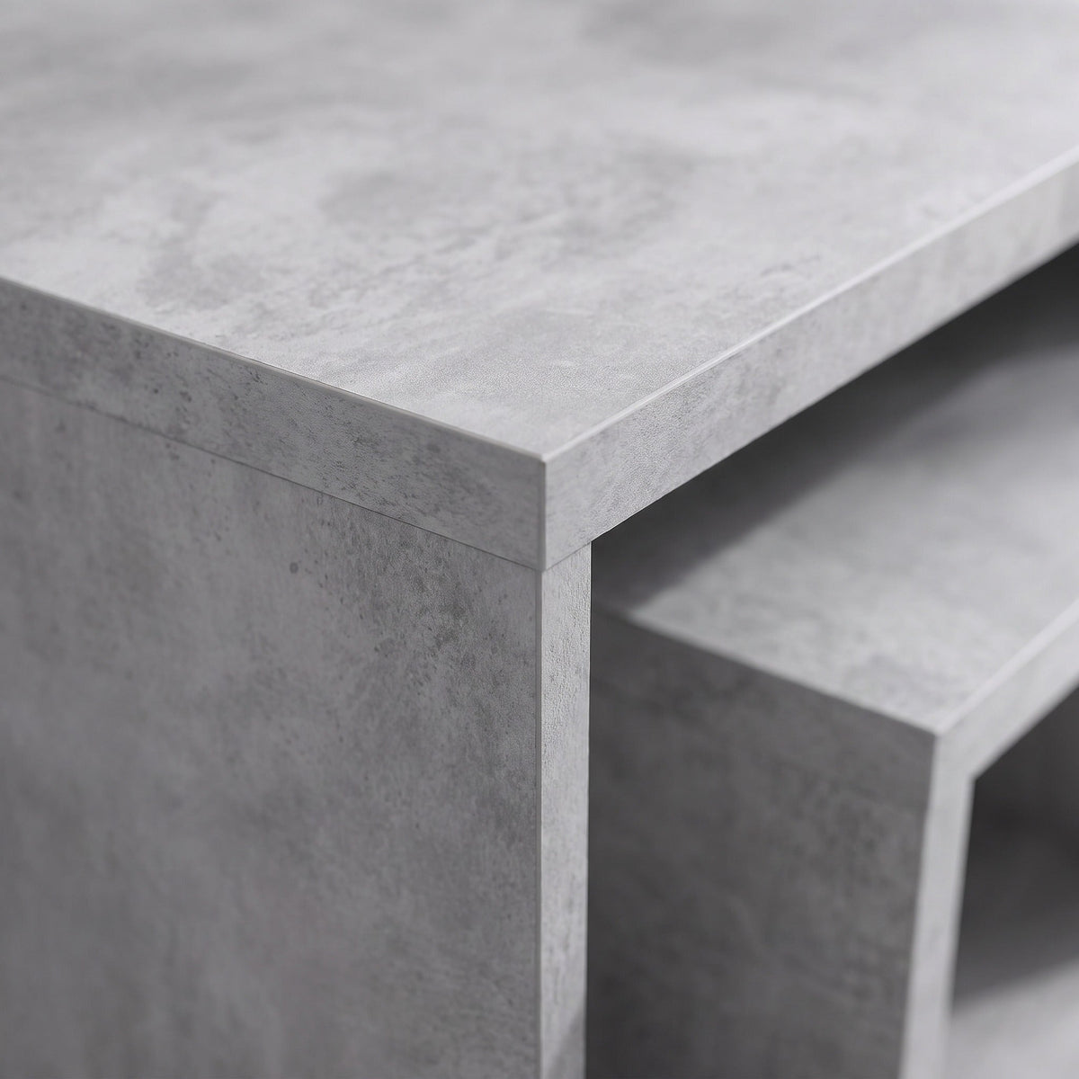 Détail de la finition gris béton des tables Solna #Couleur_Gris béton