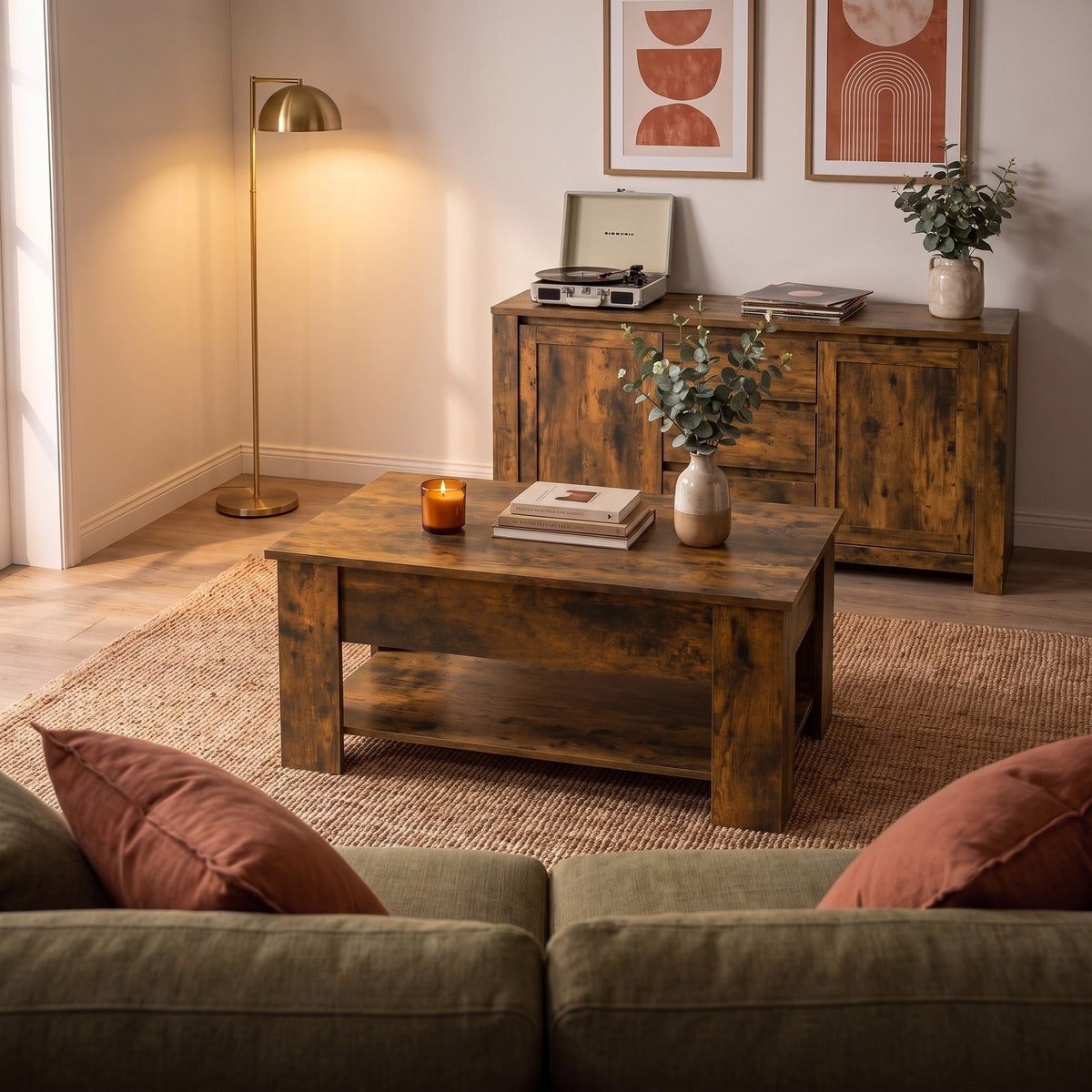 Table basse Aveline en chêne fumé dans un salon chaleureux au soir — Maison Rovena #Dimensions_101 × 49 × 52 cm #Couleur_Chêne fumé