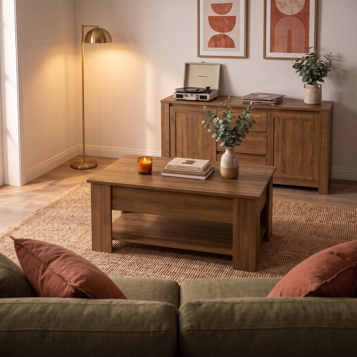 Table basse Aveline en chêne marron dans un salon chaleureux au soir — Maison Rovena #Dimensions_101 × 49 × 52 cm #Couleur_Chêne marron