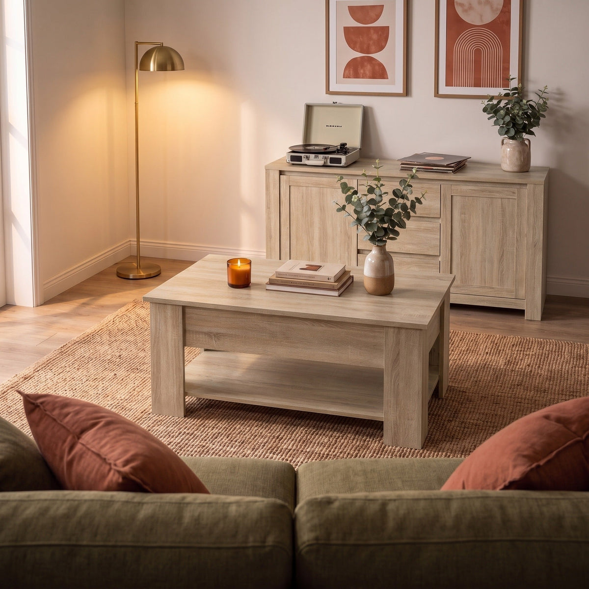 Table basse Aveline en chêne Sonoma dans un salon chaleureux au soir — Maison Rovena #Dimensions_101 × 49 × 52 cm #Couleur_Chêne Sonoma