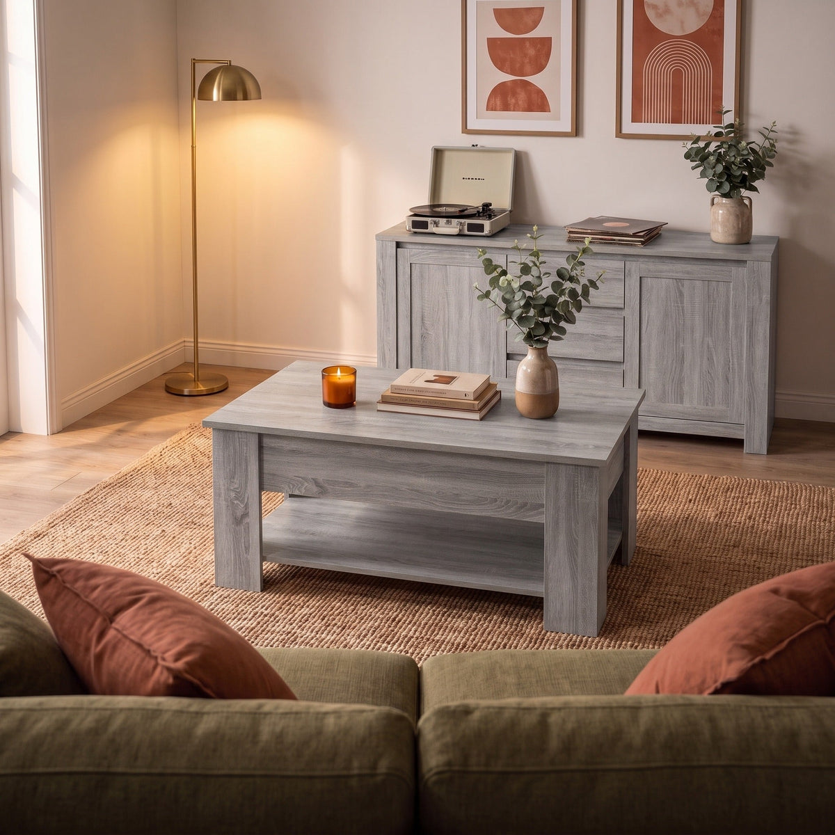 Table basse Aveline en Sonoma gris dans un salon chaleureux au soir — Maison Rovena #Dimensions_101 × 49 × 52 cm #Couleur_Sonoma gris