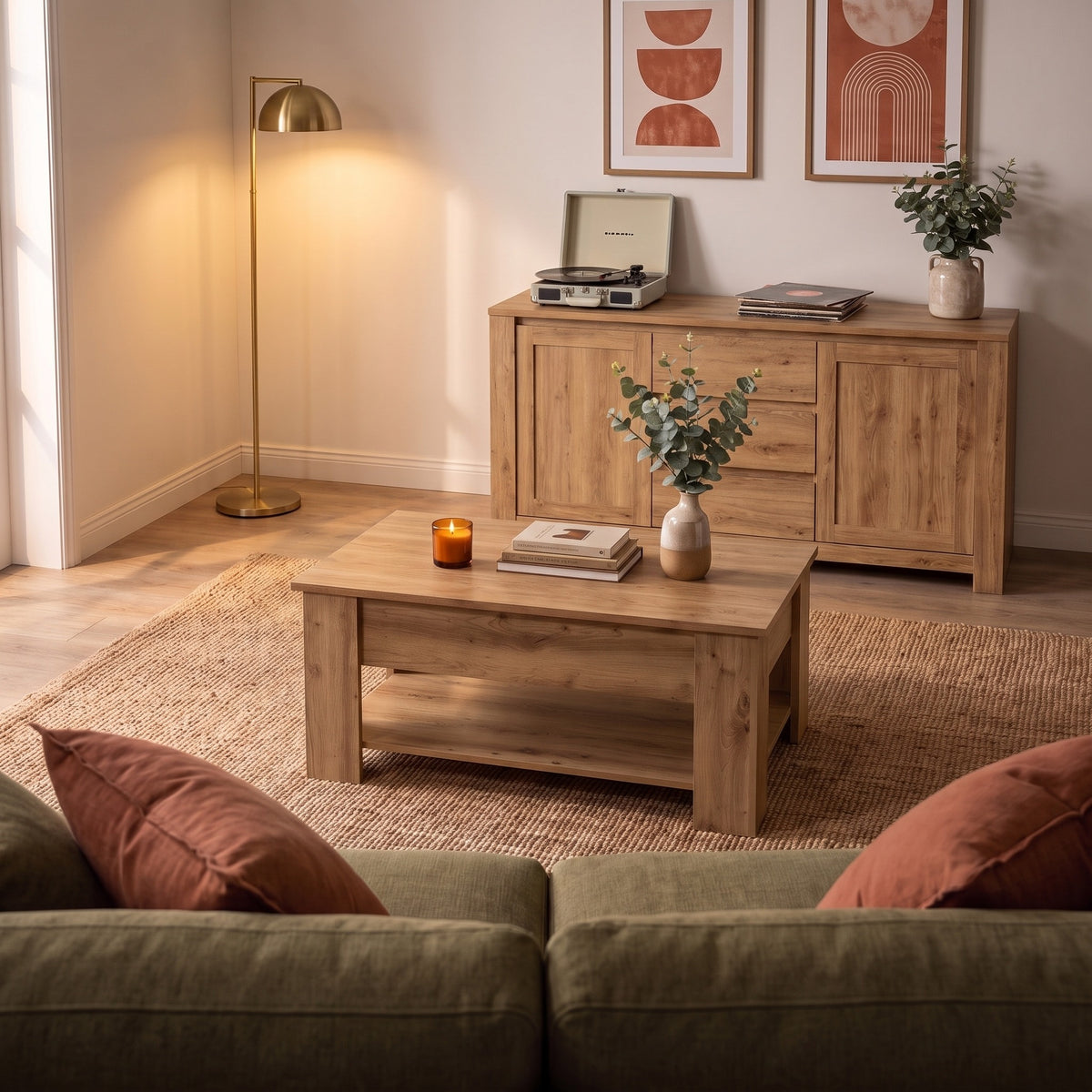 Table basse Aveline 79 cm dans un salon chaleureux au soir — Maison Rovena #Dimensions_79 × 49 × 41 cm #Couleur_Chêne artisanal