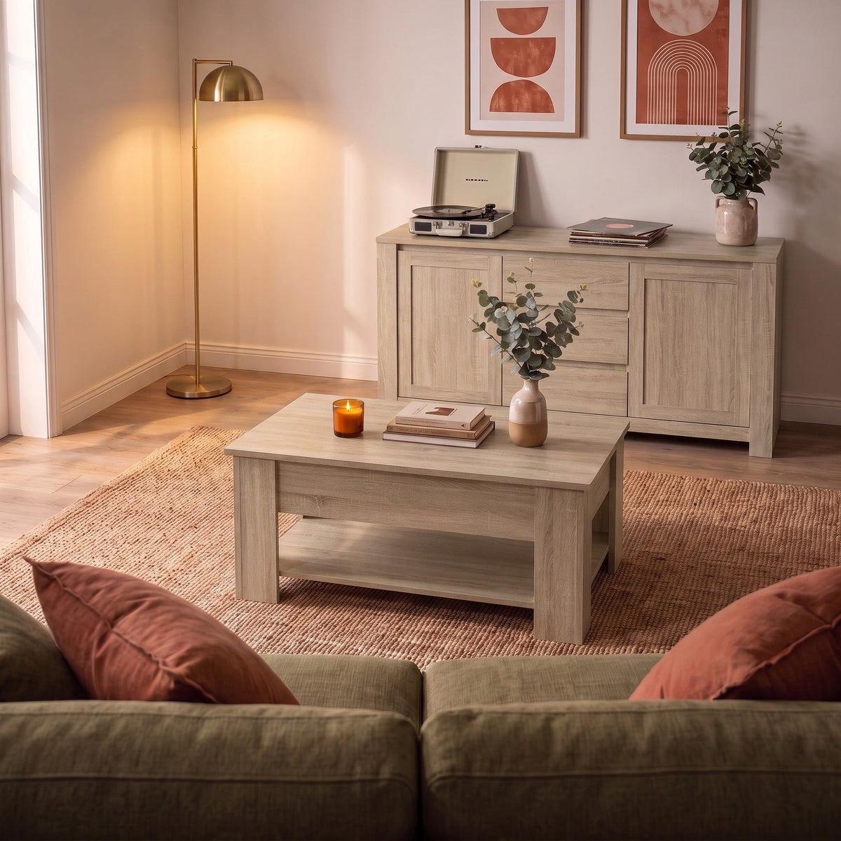 Table basse Aveline 79 cm en chêne Sonoma dans un salon chaleureux au soir — Maison Rovena #Dimensions_79 × 49 × 41 cm #Couleur_Chêne Sonoma