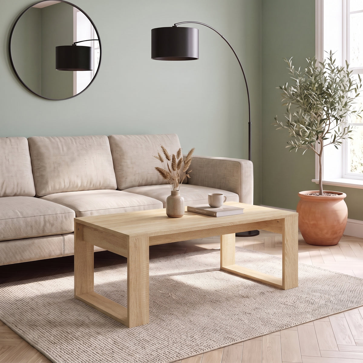 Table basse en bois Arlon, chêne sonoma, le long du canapé dans un salon lumineux #Couleur_Chêne sonoma