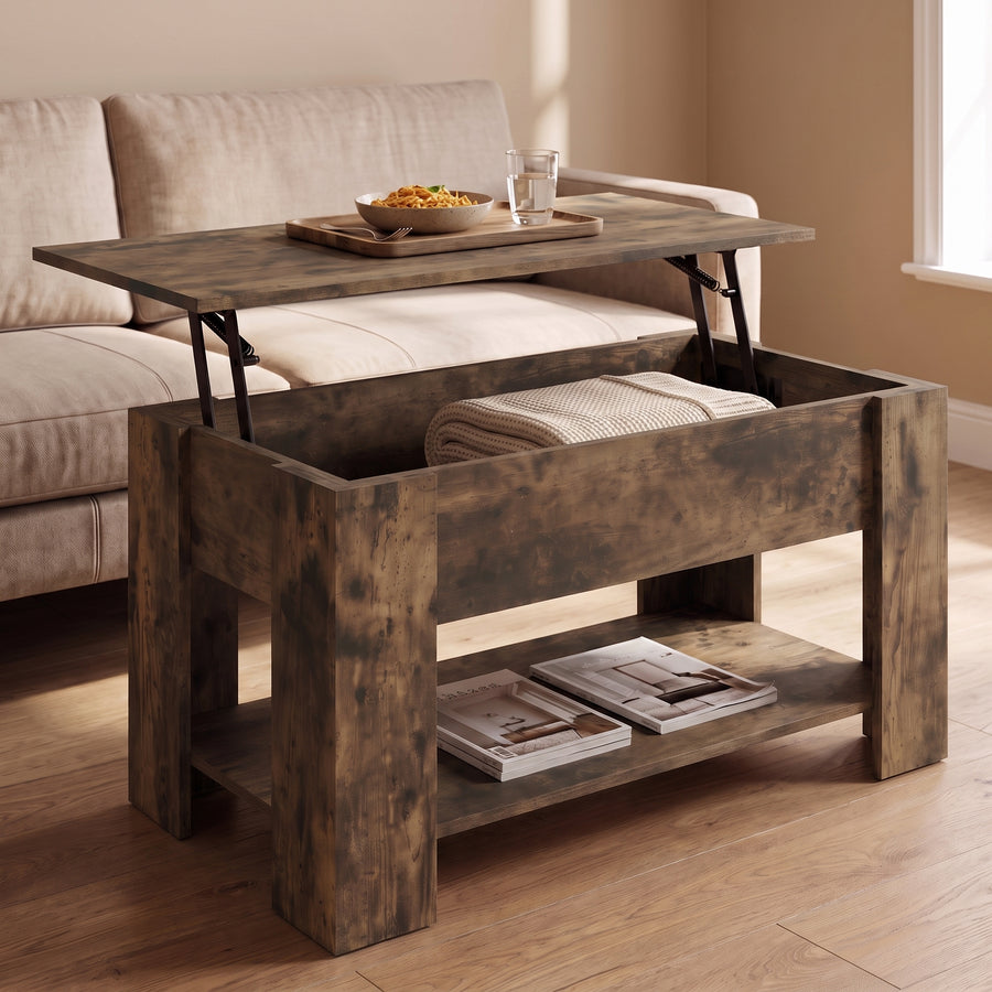 Table basse relevable Aveline chêne fumé, plateau relevé vers le canapé avec plateau-repas