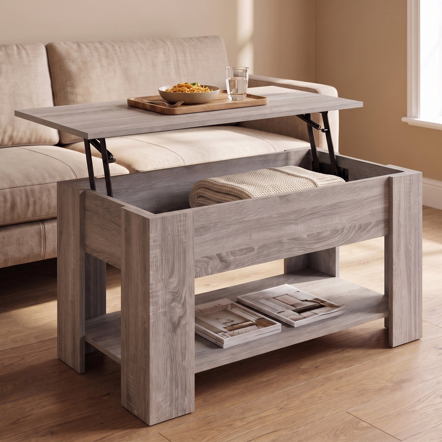 Table basse relevable Aveline sonoma gris, plateau relevé vers le canapé avec plateau-repas