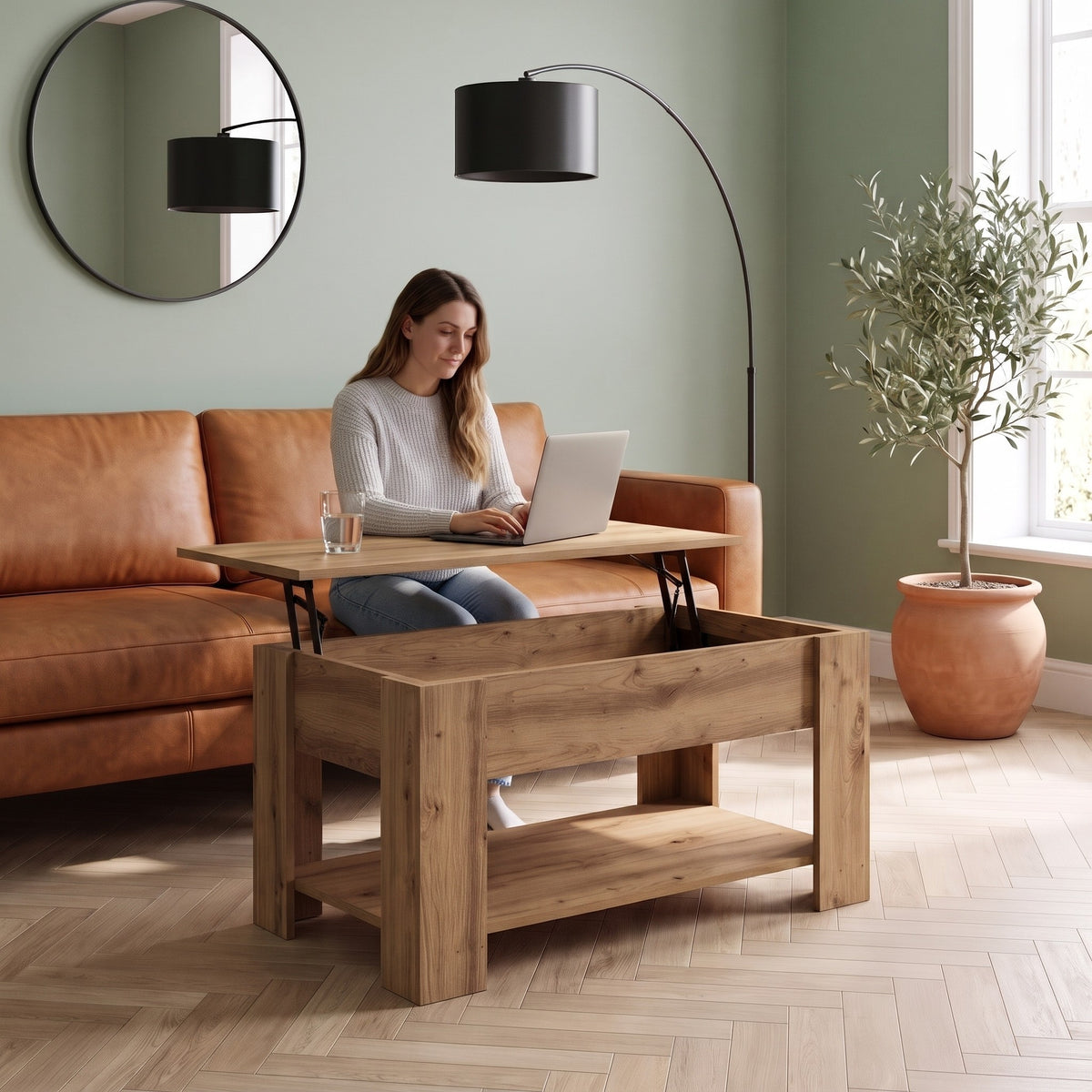 Aveline chêne artisanal 101 cm au quotidien : télétravail depuis le canapé, ordinateur sur le plateau relevé #Dimensions_101 × 49 × 52 cm #Couleur_Chêne artisanal