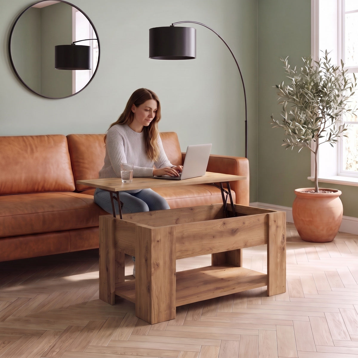 Aveline chêne artisanal 79 cm au quotidien : télétravail depuis le canapé, ordinateur sur le plateau relevé #Dimensions_79 × 49 × 41 cm #Couleur_Chêne artisanal
