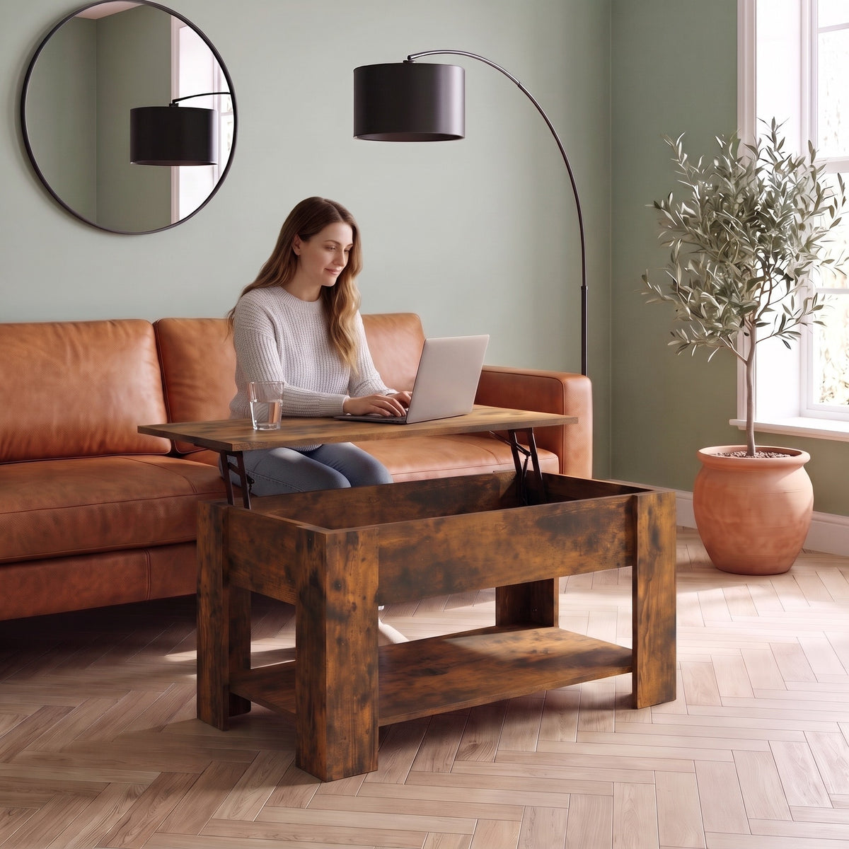 Aveline chêne fumé 101 cm au quotidien : télétravail depuis le canapé, ordinateur sur le plateau relevé #Dimensions_101 × 49 × 52 cm #Couleur_Chêne fumé