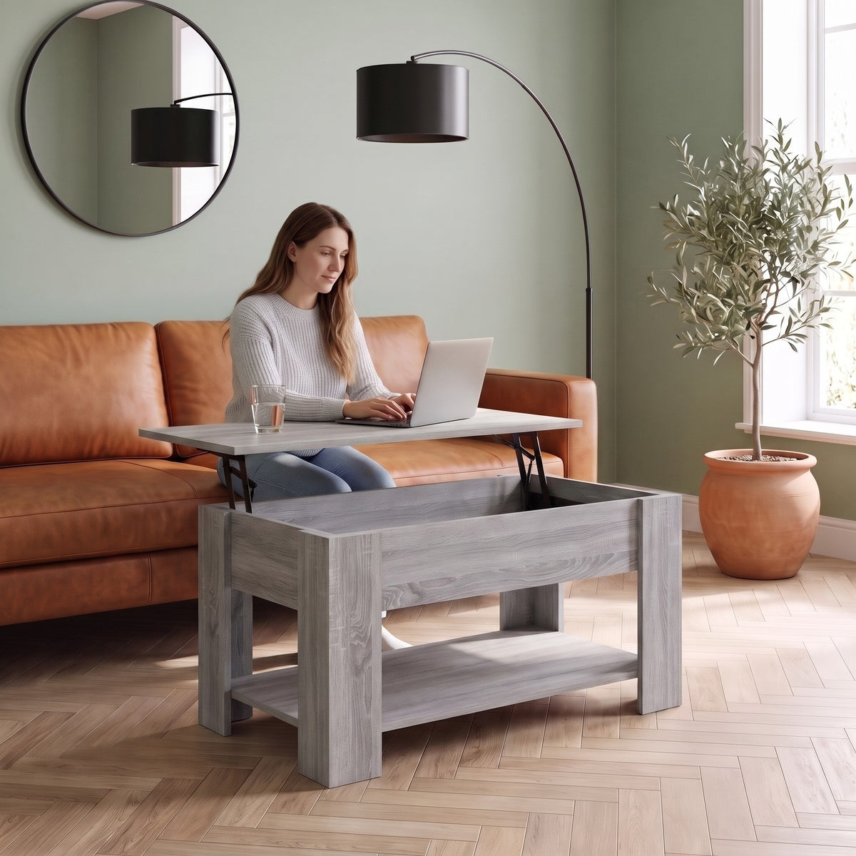 Aveline Sonoma gris 101 cm au quotidien : télétravail depuis le canapé, ordinateur sur le plateau relevé #Dimensions_101 × 49 × 52 cm #Couleur_Sonoma gris