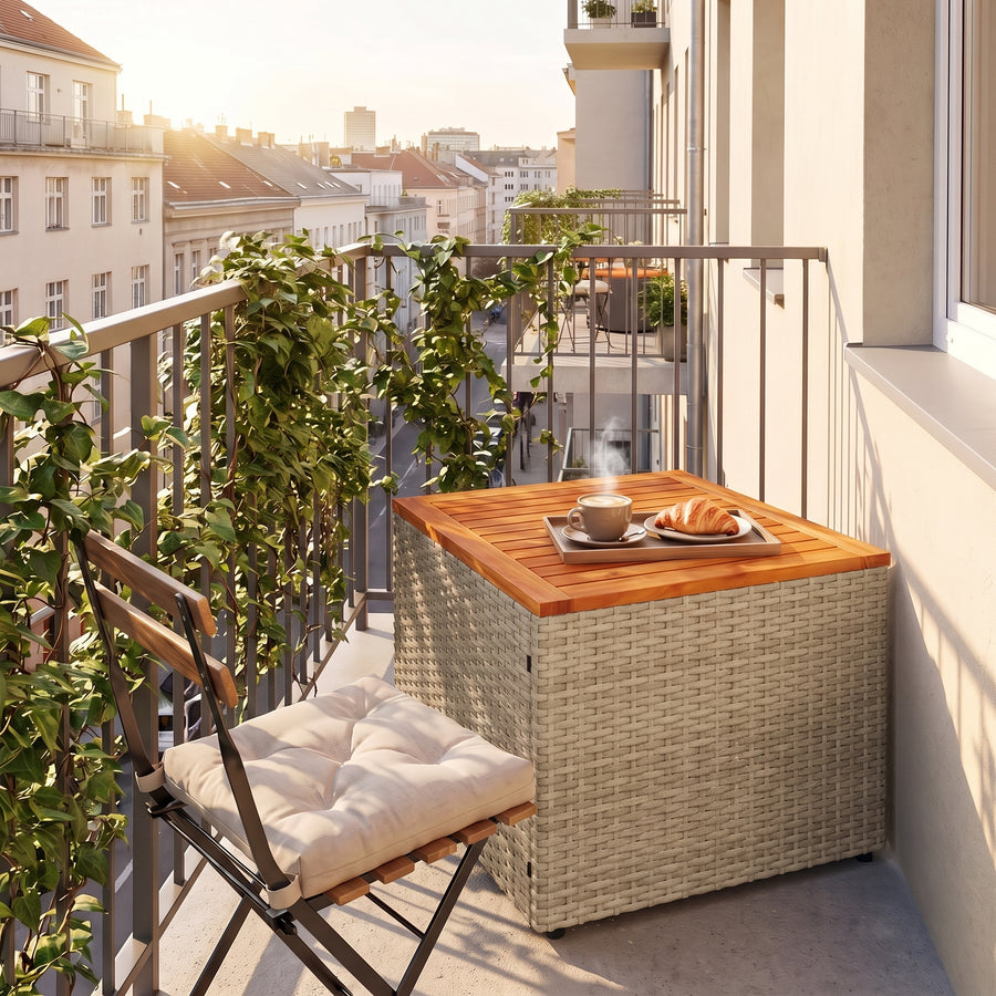 Cabana bois beige — petite, donc partout, sur un balcon étroit
