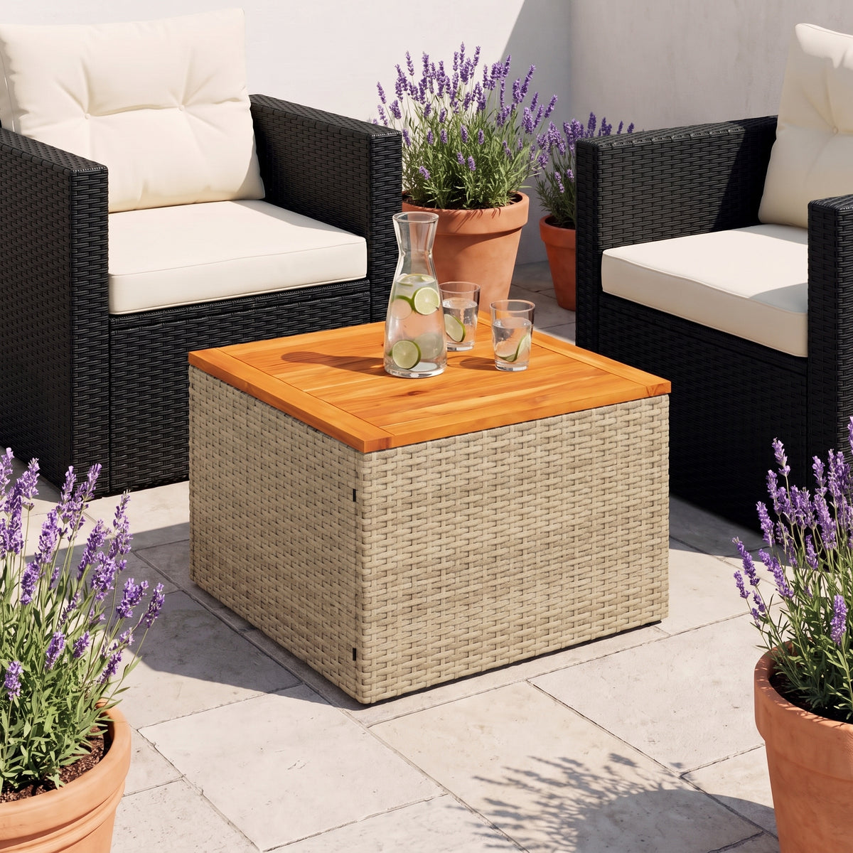 Table résine tressée Cabana, bois, beige, sur une terrasse en journée #Matériau_Bois #Couleur_Beige