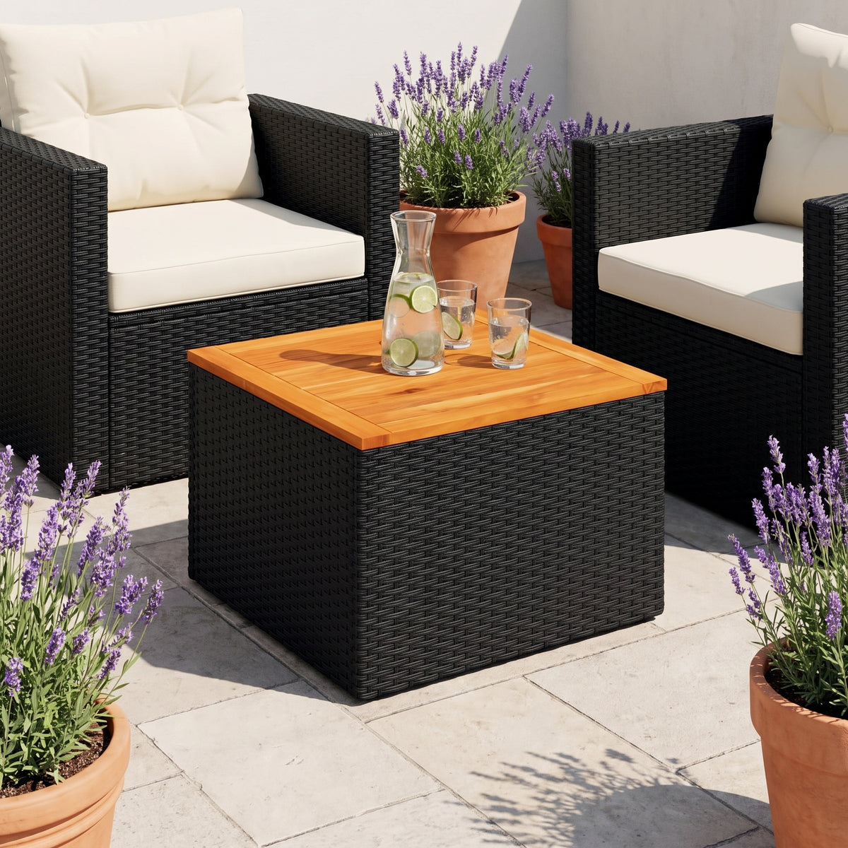 Table résine tressée Cabana, bois, noir, sur une terrasse en journée #Matériau_Bois #Couleur_Noir