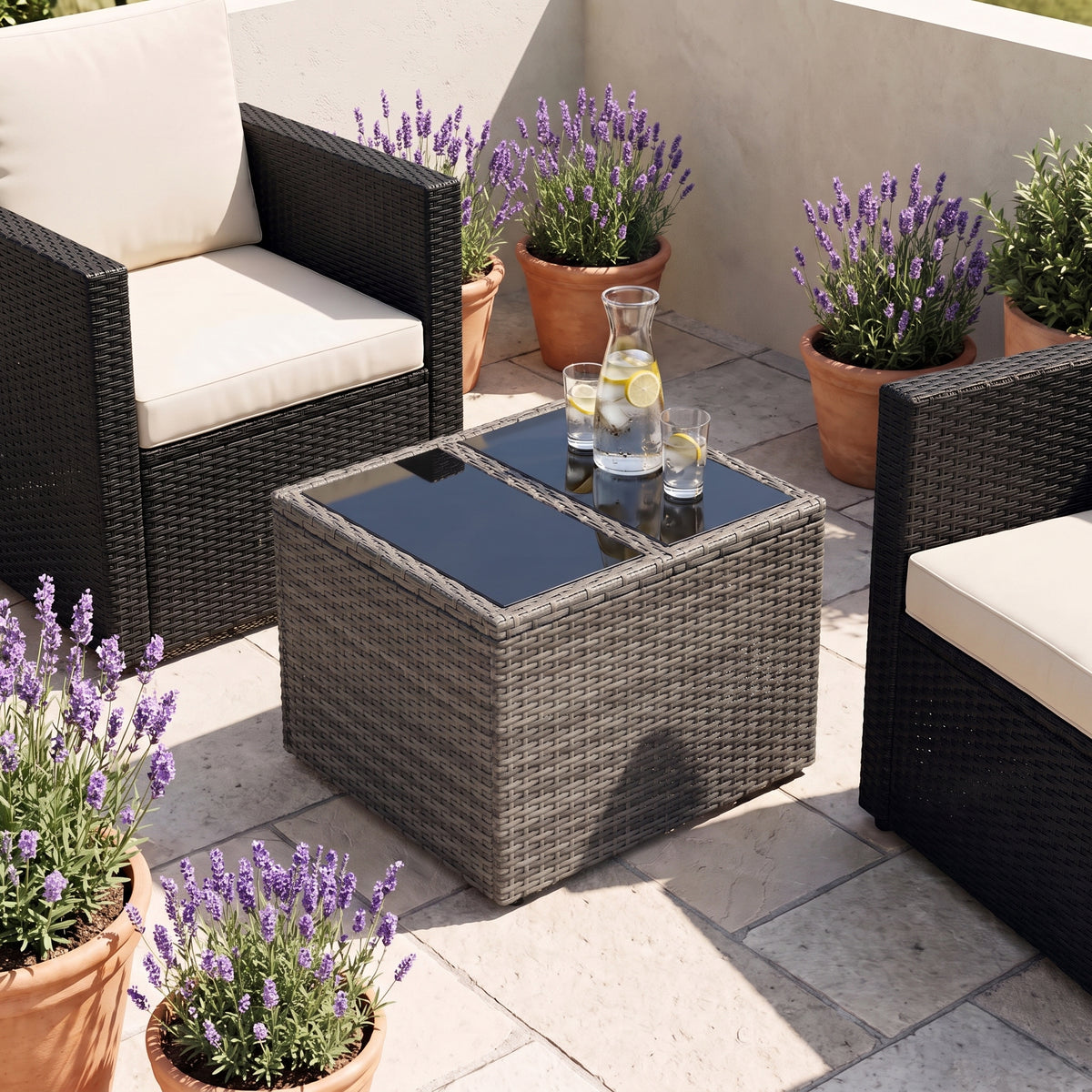 Table résine tressée Cabana, verre, gris, sur une terrasse en journée #Matériau_Verre #Couleur_Gris