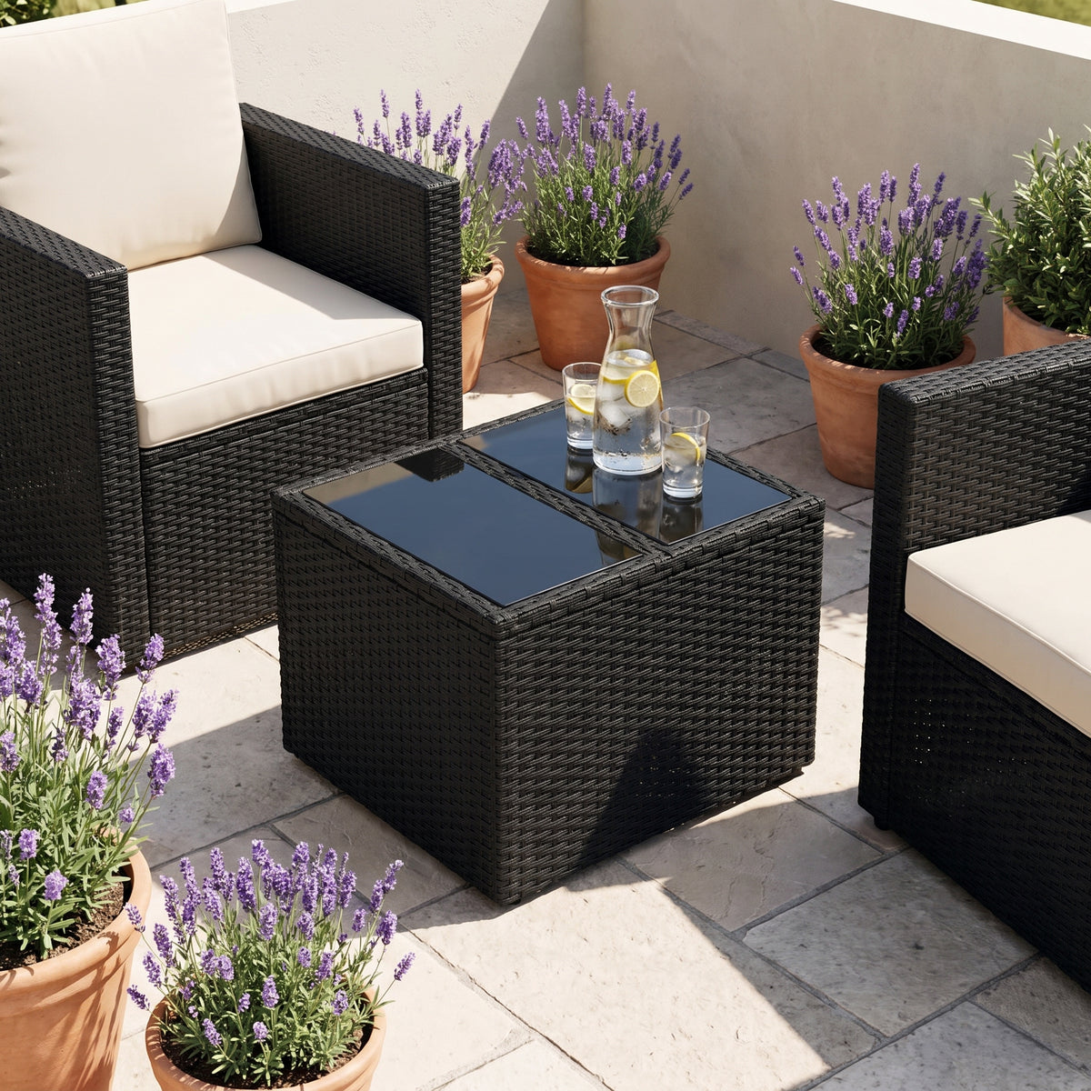 Table résine tressée Cabana, verre, noir, sur une terrasse en journée #Matériau_Verre #Couleur_Noir