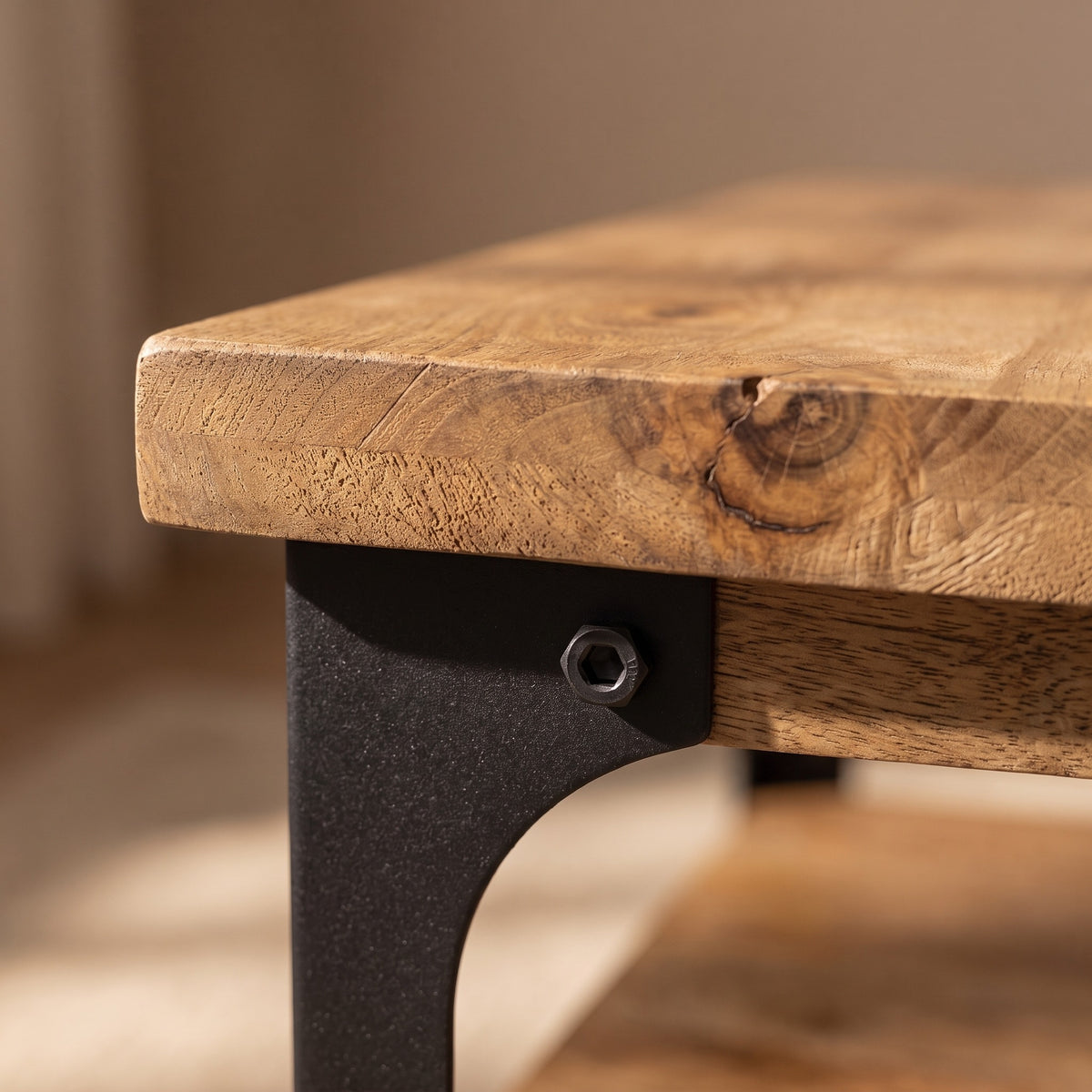 Table bois et acier Forgia, bois artisanal – détail du chant et du gousset acier #Couleur_Bois artisanal