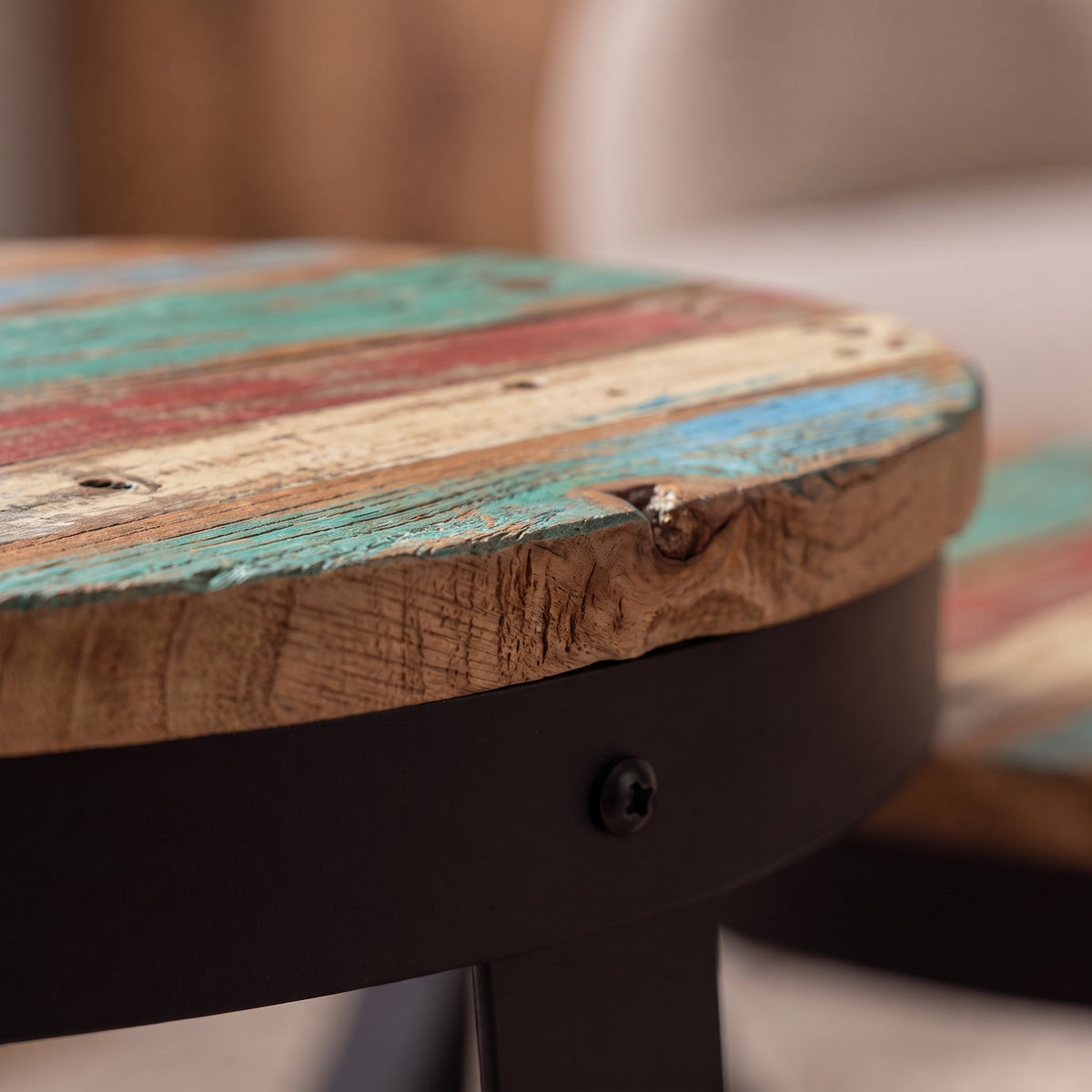 Zoom sur le plateau manguier coloré et l'anneau de fer noir #Couleur_Bois coloré