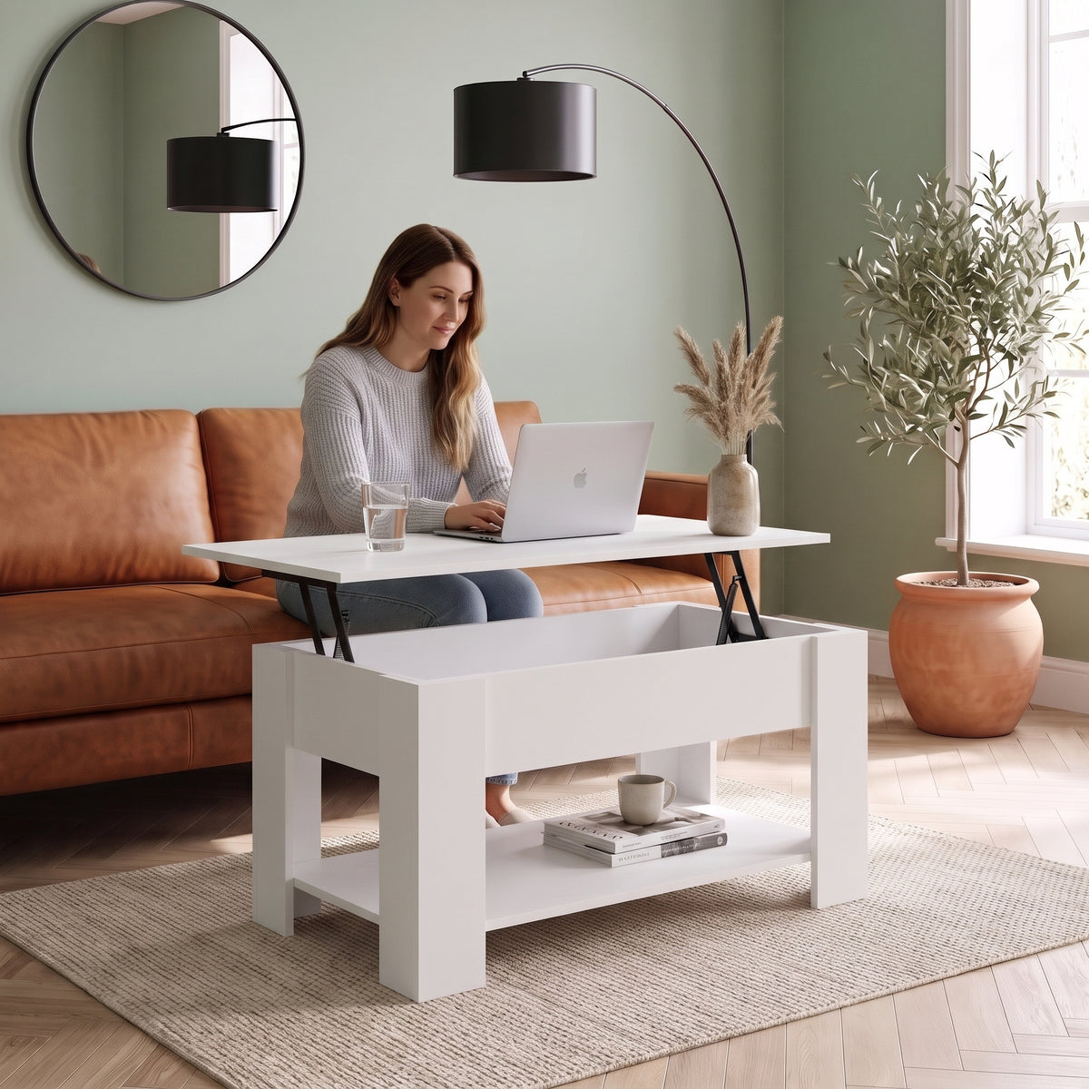 Table basse relevable avec rangement Onda blanc , 101 × 49 × 52 cm au quotidien : télétravail depuis le canapé, ordinateur sur le plateau relevé #Couleur_Blanc #Dimensions_101 × 49 × 52 cm