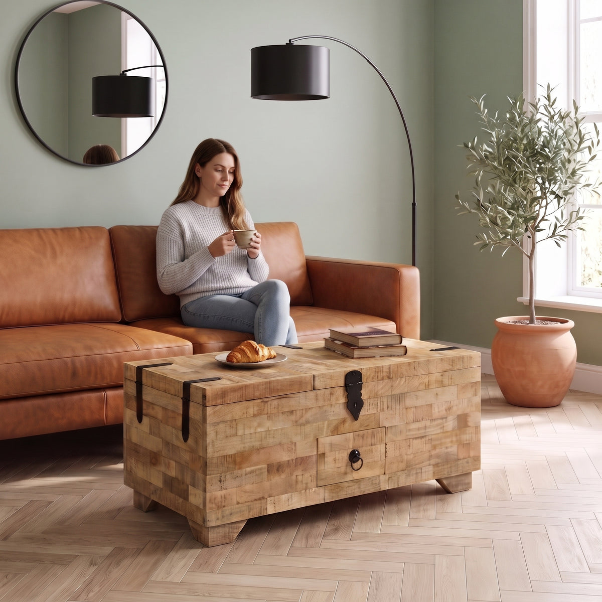 Table basse coffre en bois massif Madera bois naturel au quotidien : café du matin depuis le canapé #Couleur_Bois naturel