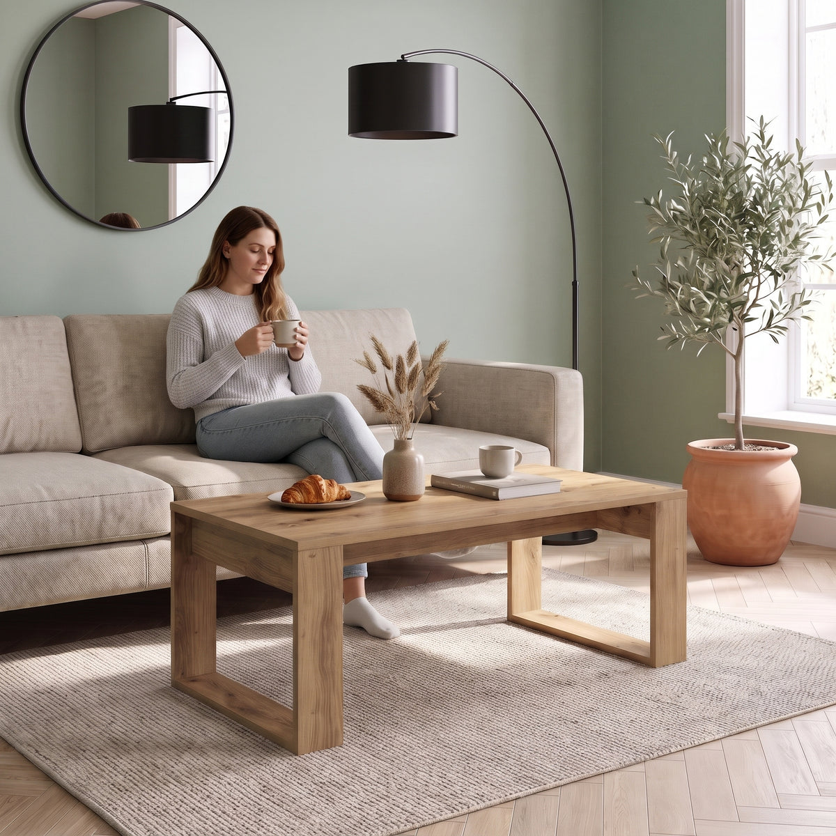 Table basse rectangulaire décor bois 102 cm Arlon chêne artisanal au quotidien : café du matin depuis le canapé #Couleur_Chêne artisanal