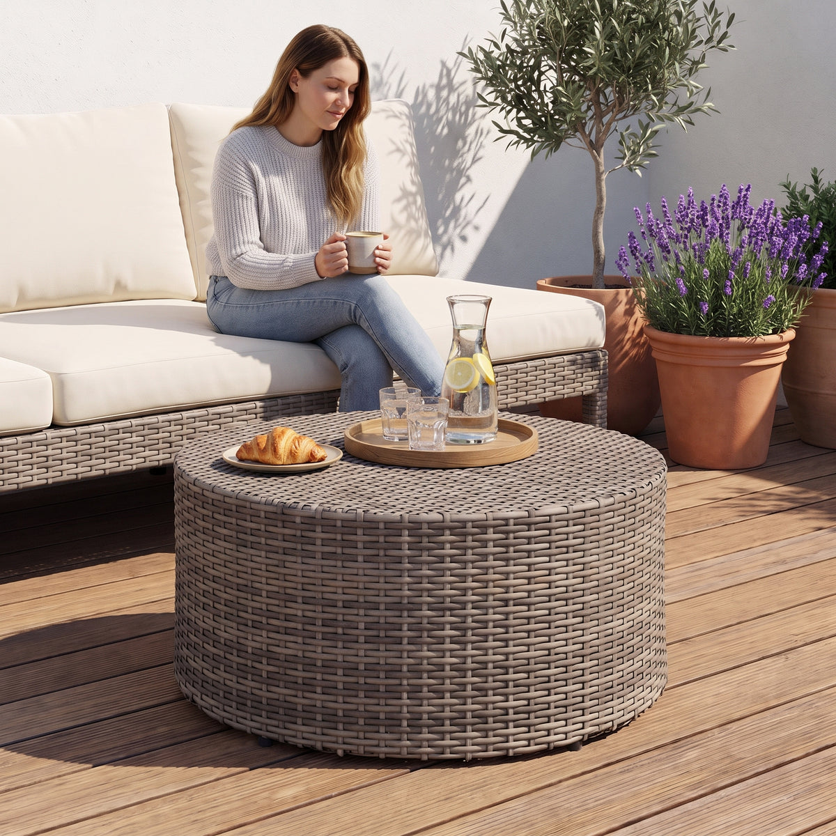 Table basse ronde de jardin en résine tressée Tonda gris au quotidien : café du matin au jardin #Couleur_Gris